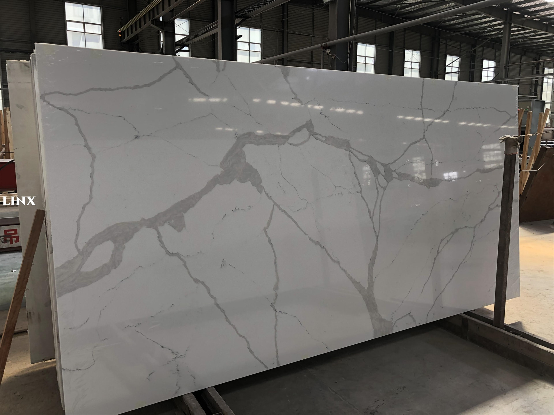 LX1027 CALACATTA WHITE QUARTZ STONE 6 LINX SURFACES