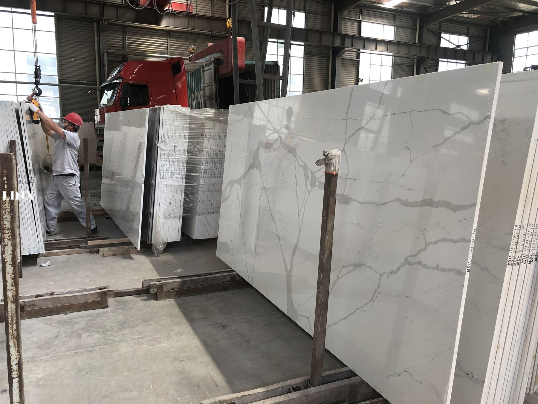 LX1027 CALACATTA WHITE QUARTZ STONE 8 LINX SURFACES
