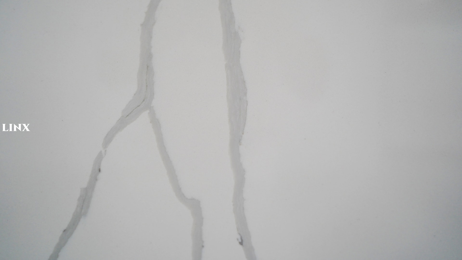 LX1027 CALACATTA WHITE QUARTZ STONE CLOSE UP 2 LINX SURFACES