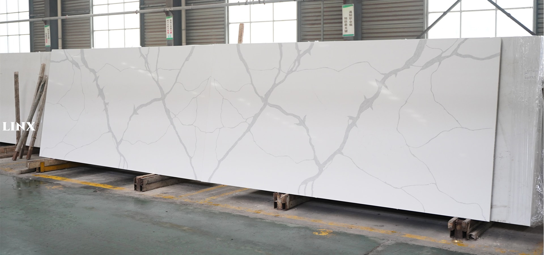 LX1031 CALACATTA WHITE QUARTZ STONE 2 LINX SURFACES