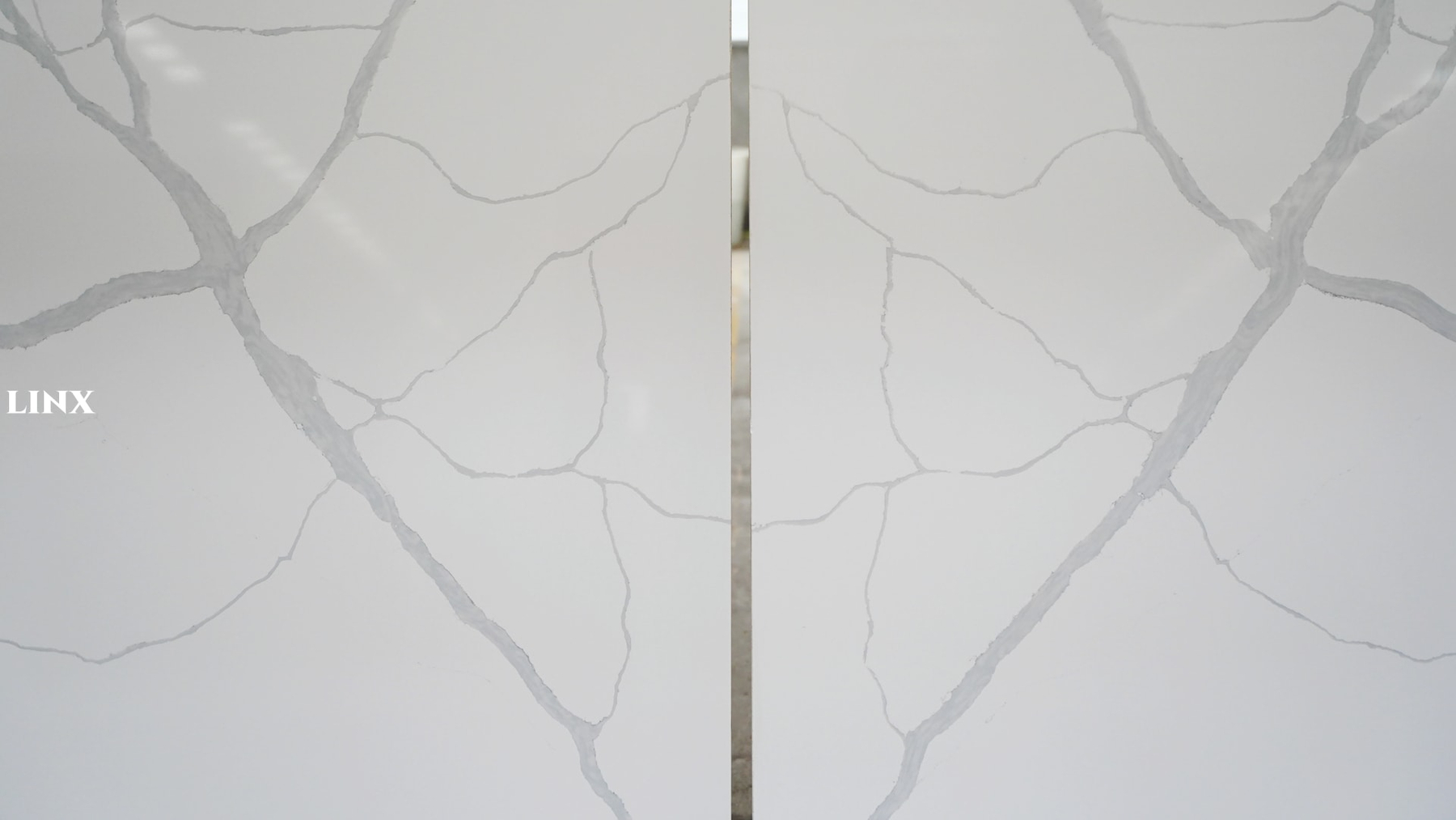 LX1031 CALACATTA WHITE QUARTZ STONE CLOSE UP 1 LINX SURFACES