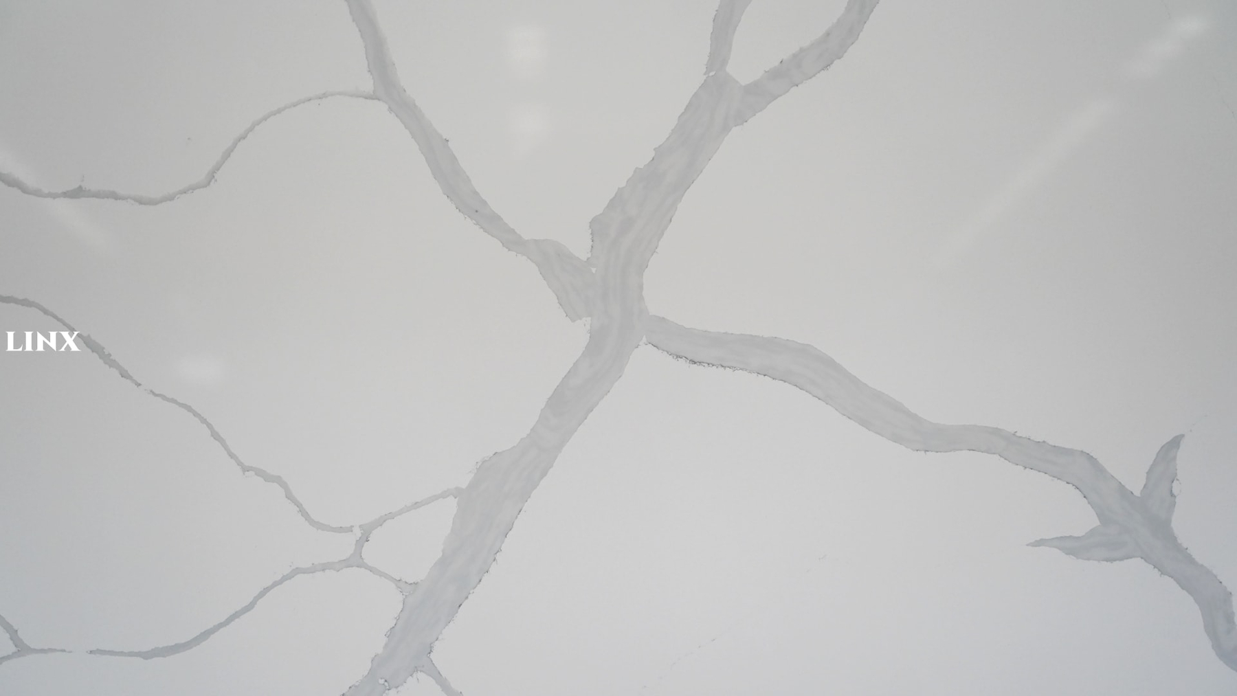 LX1031 CALACATTA WHITE QUARTZ STONE CLOSE UP 2 LINX SURFACES