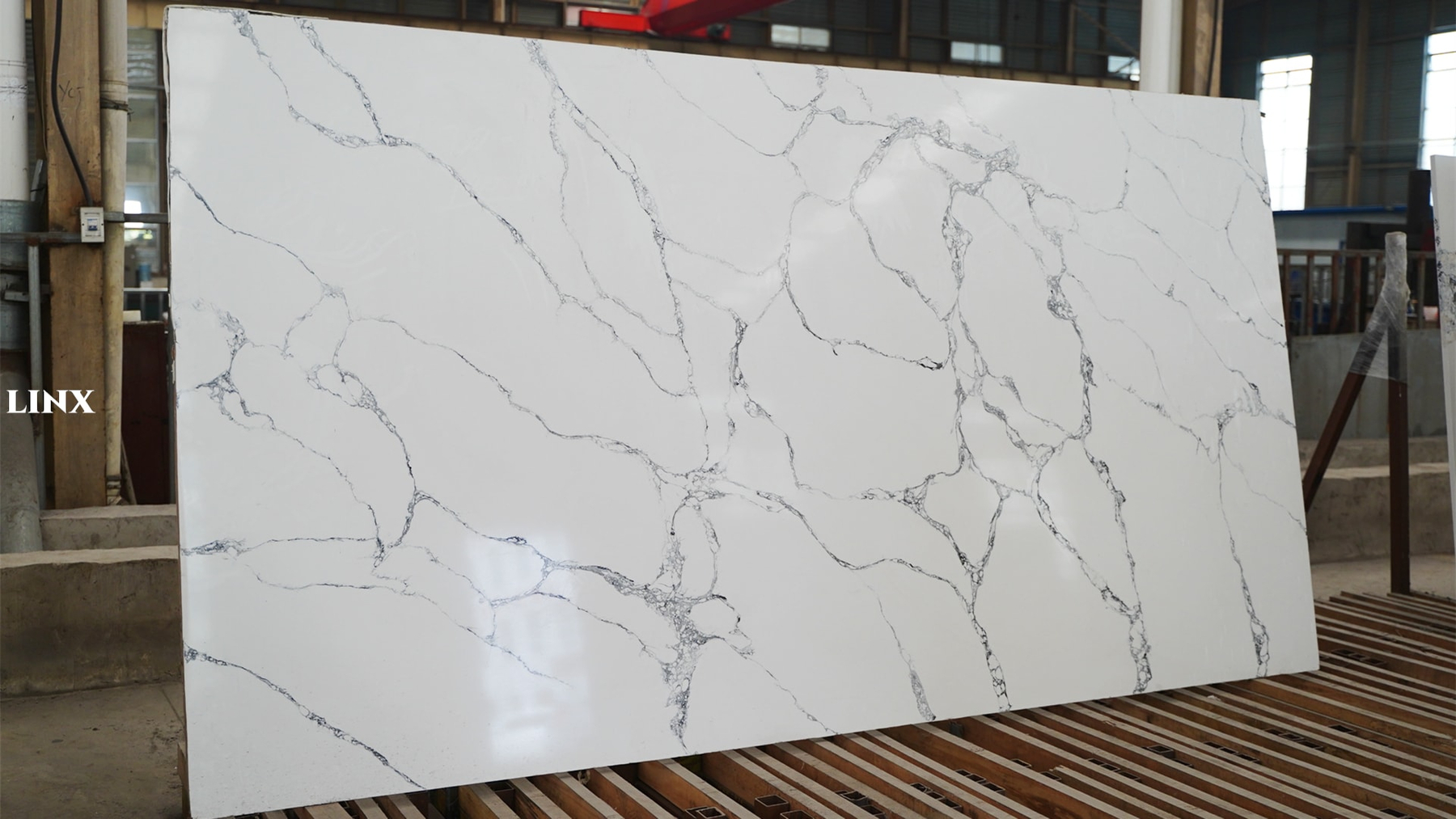 LX1120 CALACATTA WHITE QUARTZ STONE 1 LINX SURFACES