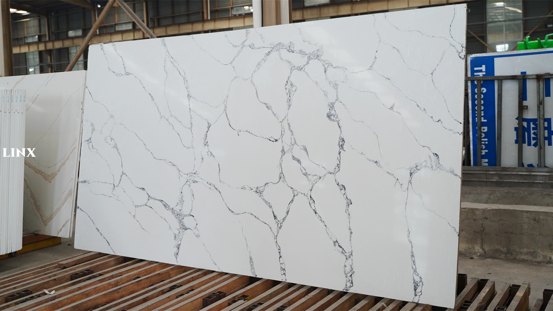 LX1120 CALACATTA WHITE QUARTZ STONE 2 LINX SURFACES