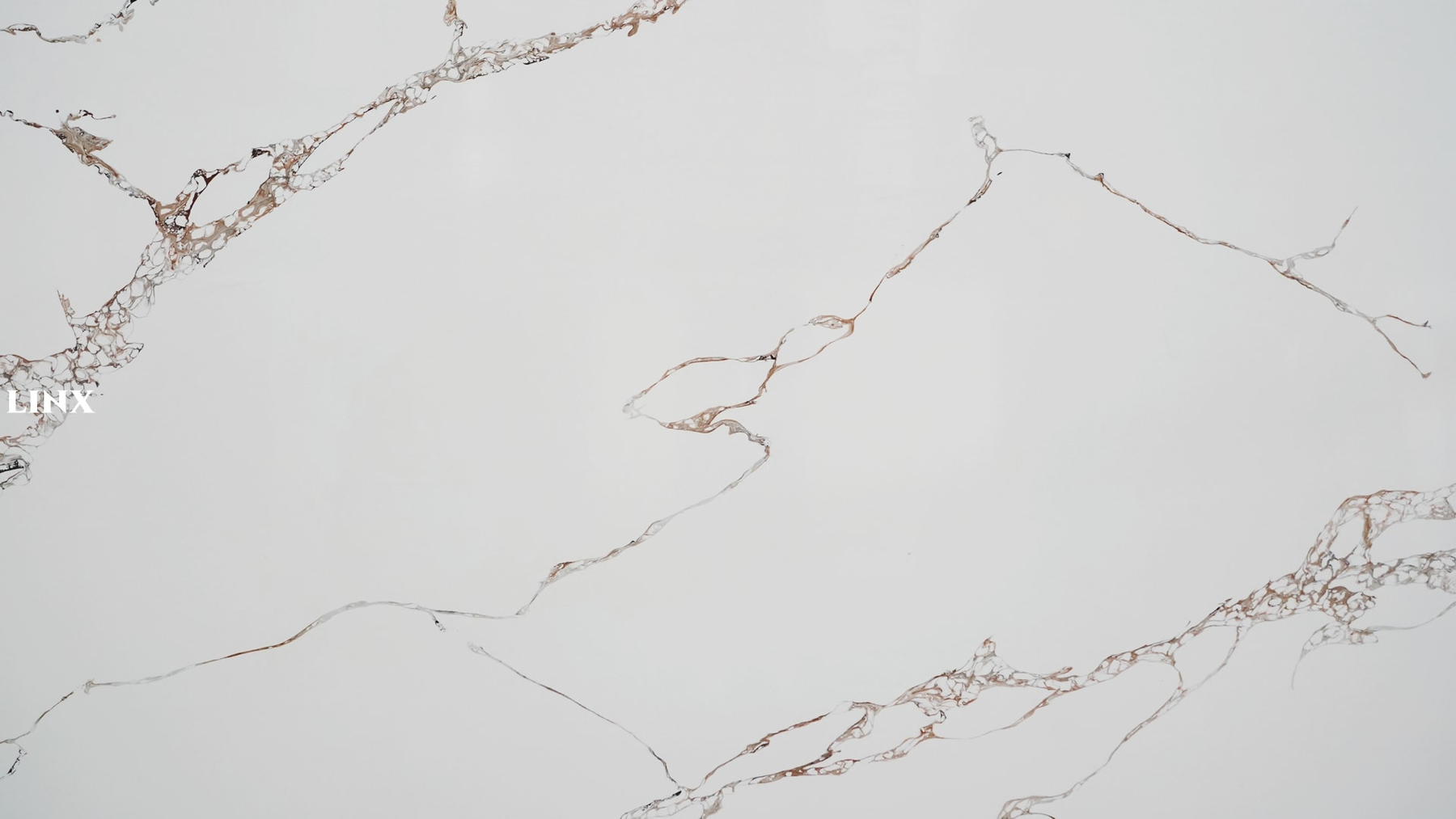 LX1127 CALACATTA WHITE QUARTZ STONE CLOSE UP 1 LINX SURFACES