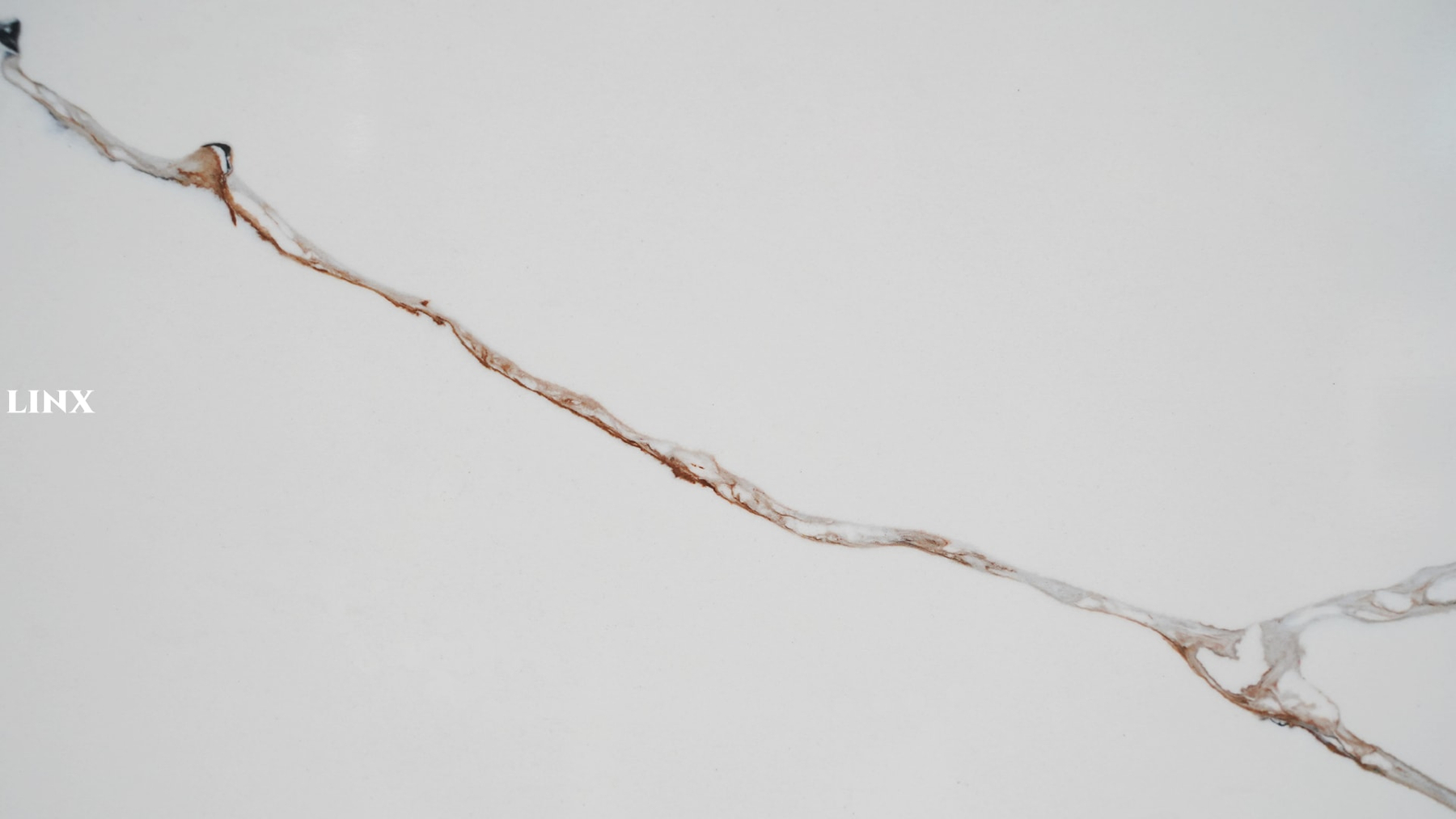 LX1127 CALACATTA WHITE QUARTZ STONE CLOSE UP 3 LINX SURFACES