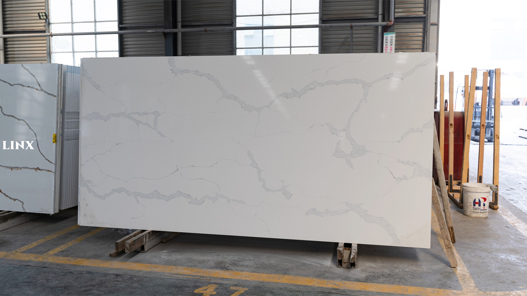LX1138 CALACATTA WHITE QUARTZ STONE 1 LINX SURFACES