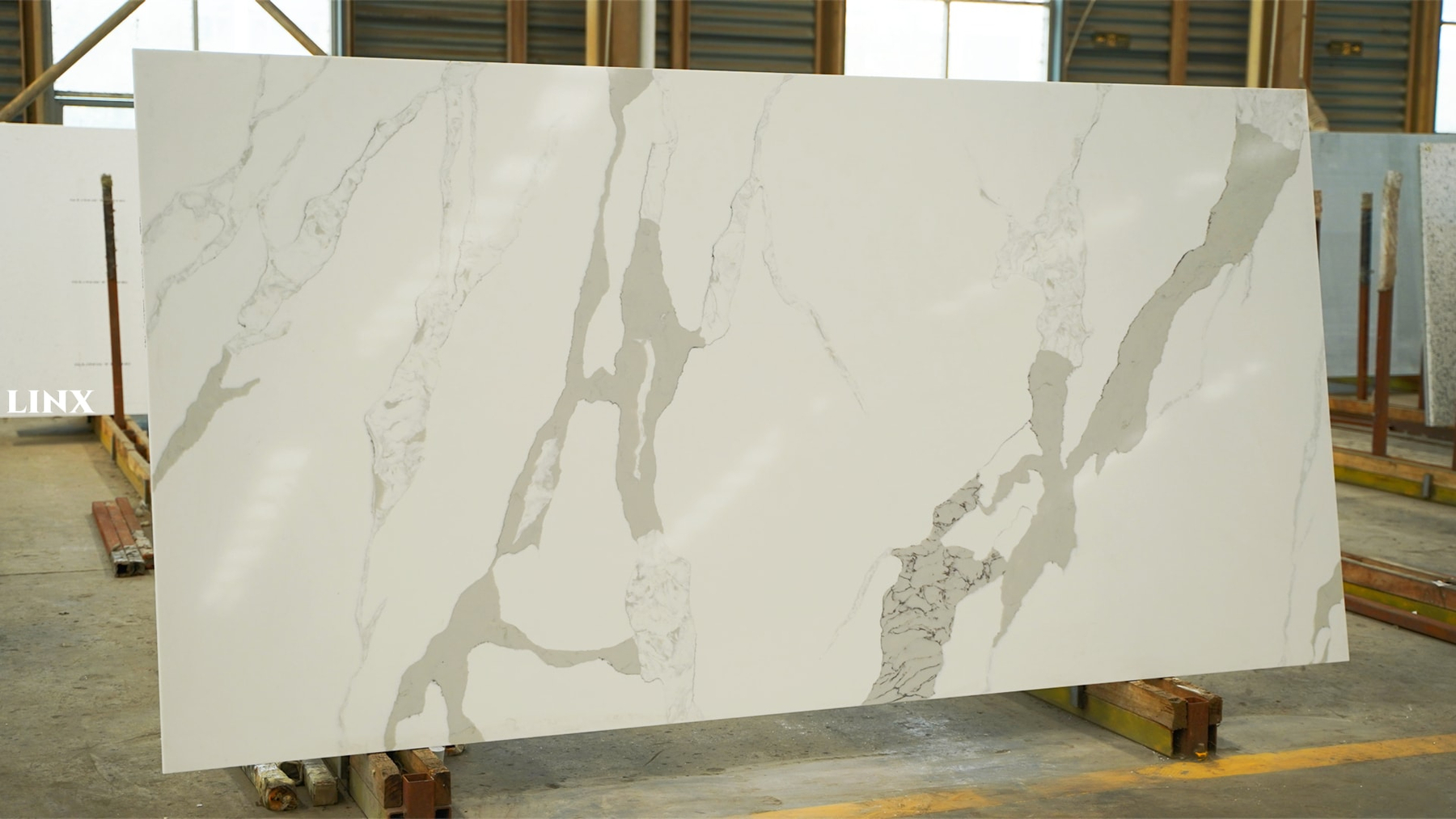 LX1262 CALACATTA LUXURY QUARTZ STONE 1 LINX SURFACES