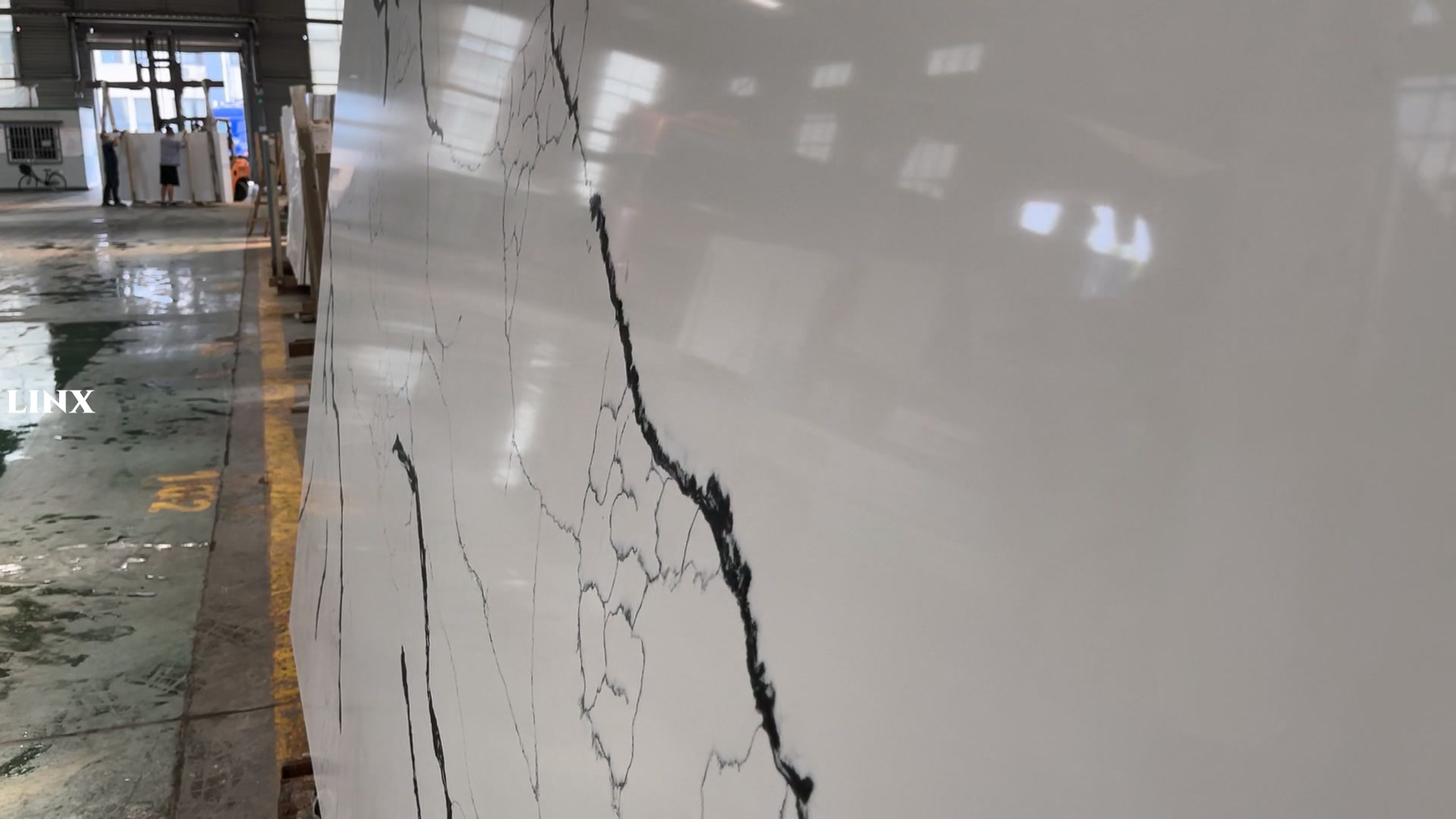 LX1687 CALACATTA BLACK VEIN QUARTZ STONE 5 LINX SURFACES