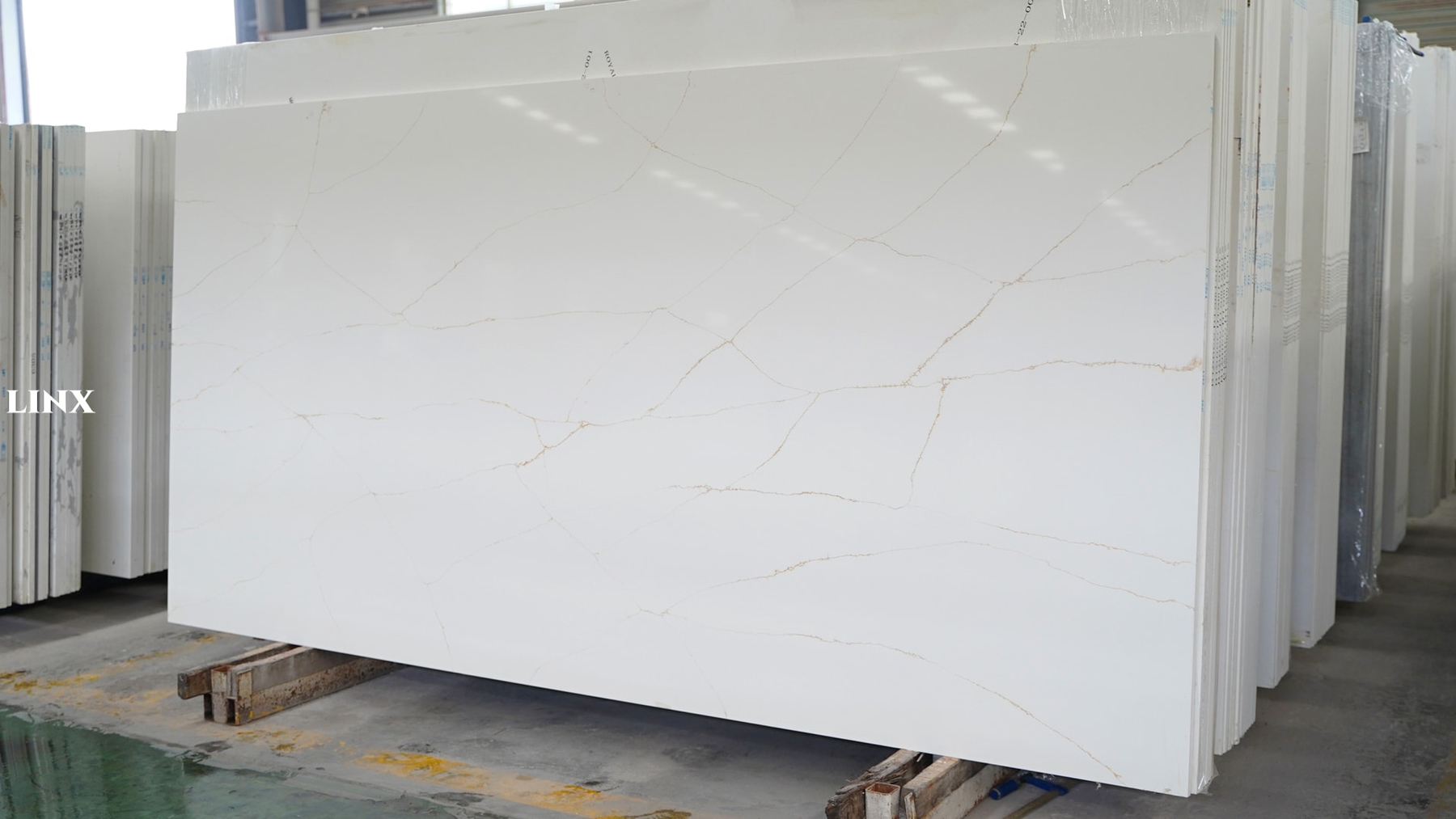 LX1782 CALACATTA GOLD QUARTZ STONE 2 LINX SURFACES