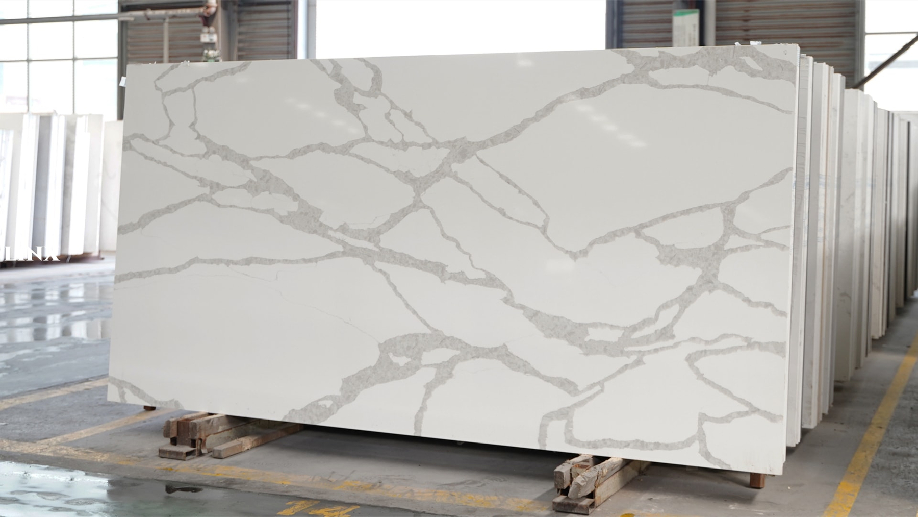 LX2018 CALACATTA WHITE QUARTZ STONE 2 LINX SURFACES