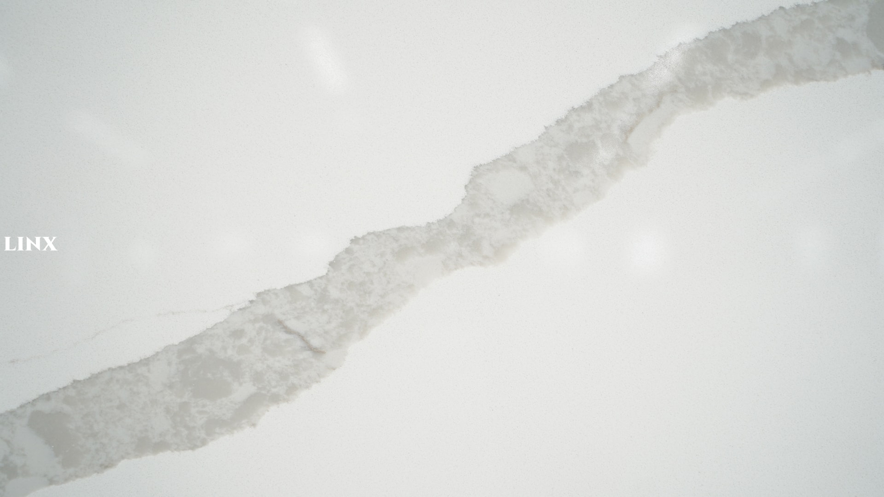 LX2018 CALACATTA WHITE QUARTZ STONE DETAIL 2 LINX SURFACES