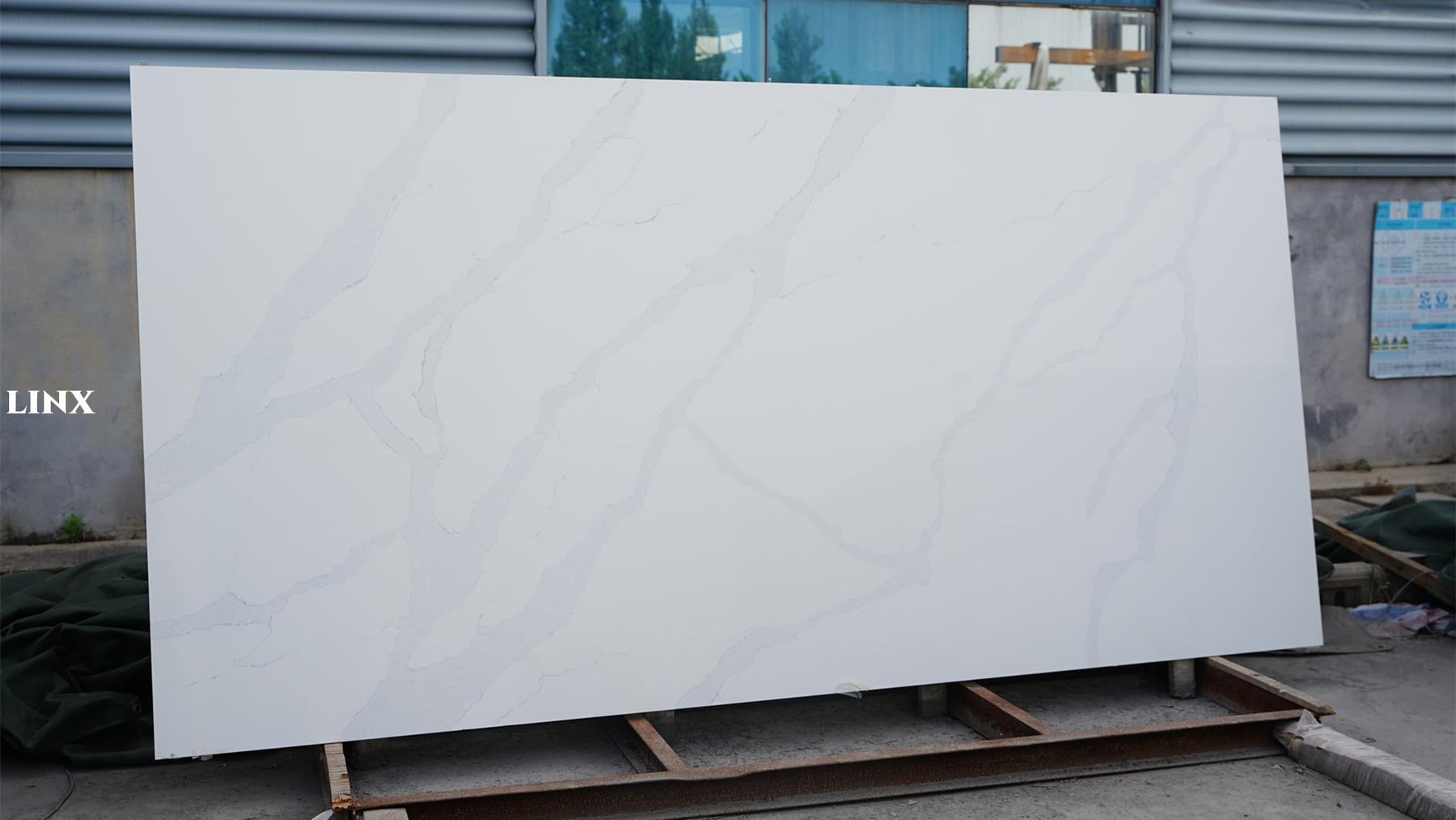 LX2038 CALACATTA WHITE QUARTZ STONE 1 LINX SURFACES