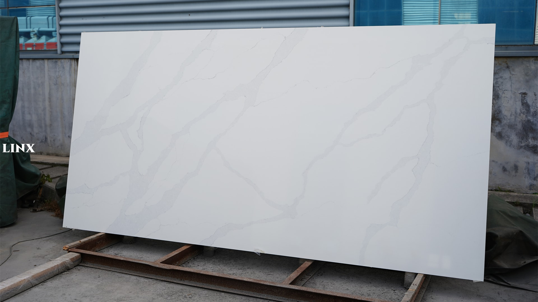 LX2038 CALACATTA WHITE QUARTZ STONE 2 LINX SURFACES
