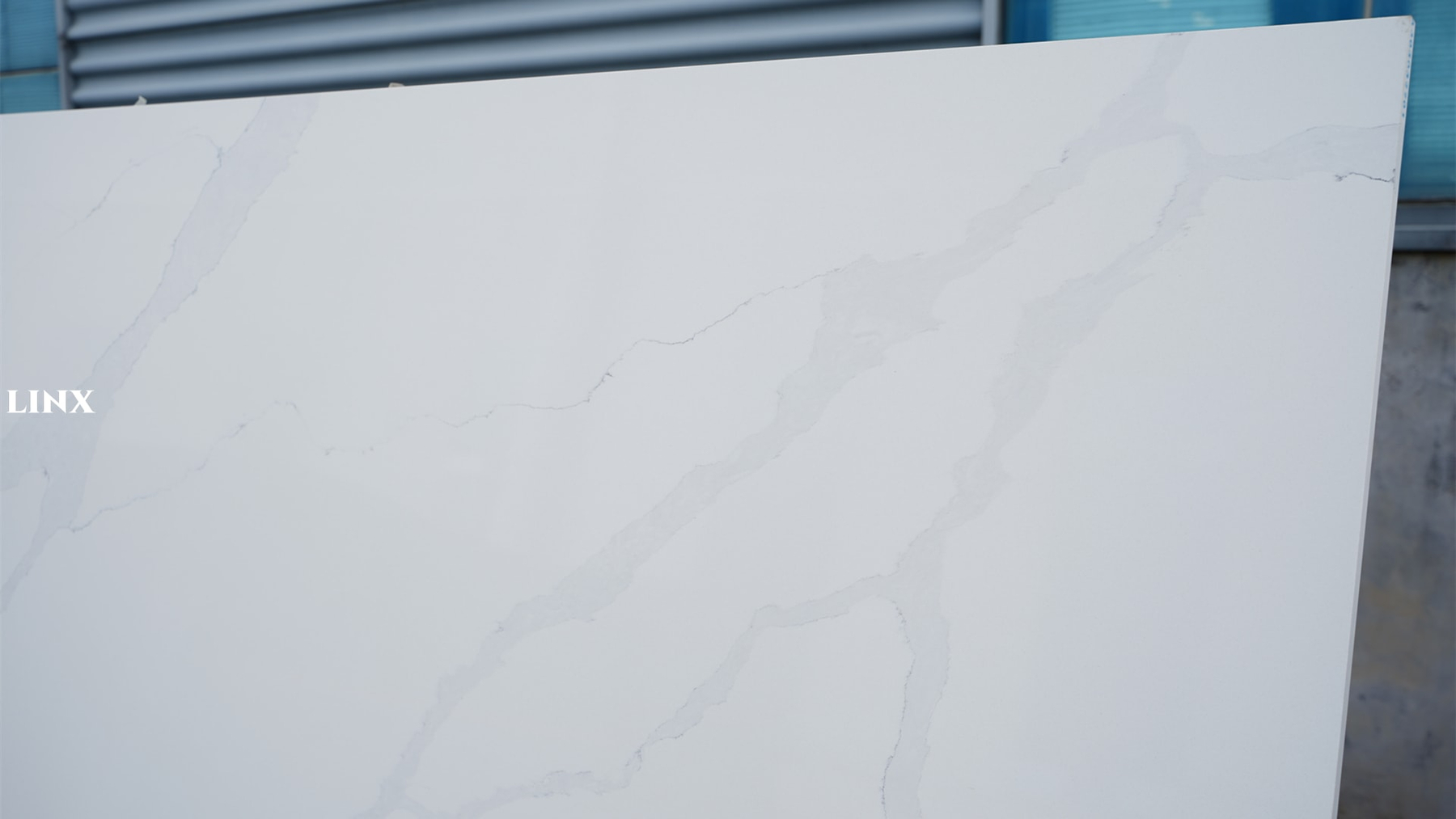 LX2038 CALACATTA WHITE QUARTZ STONE CLOSE UP 2 LINX SURFACES