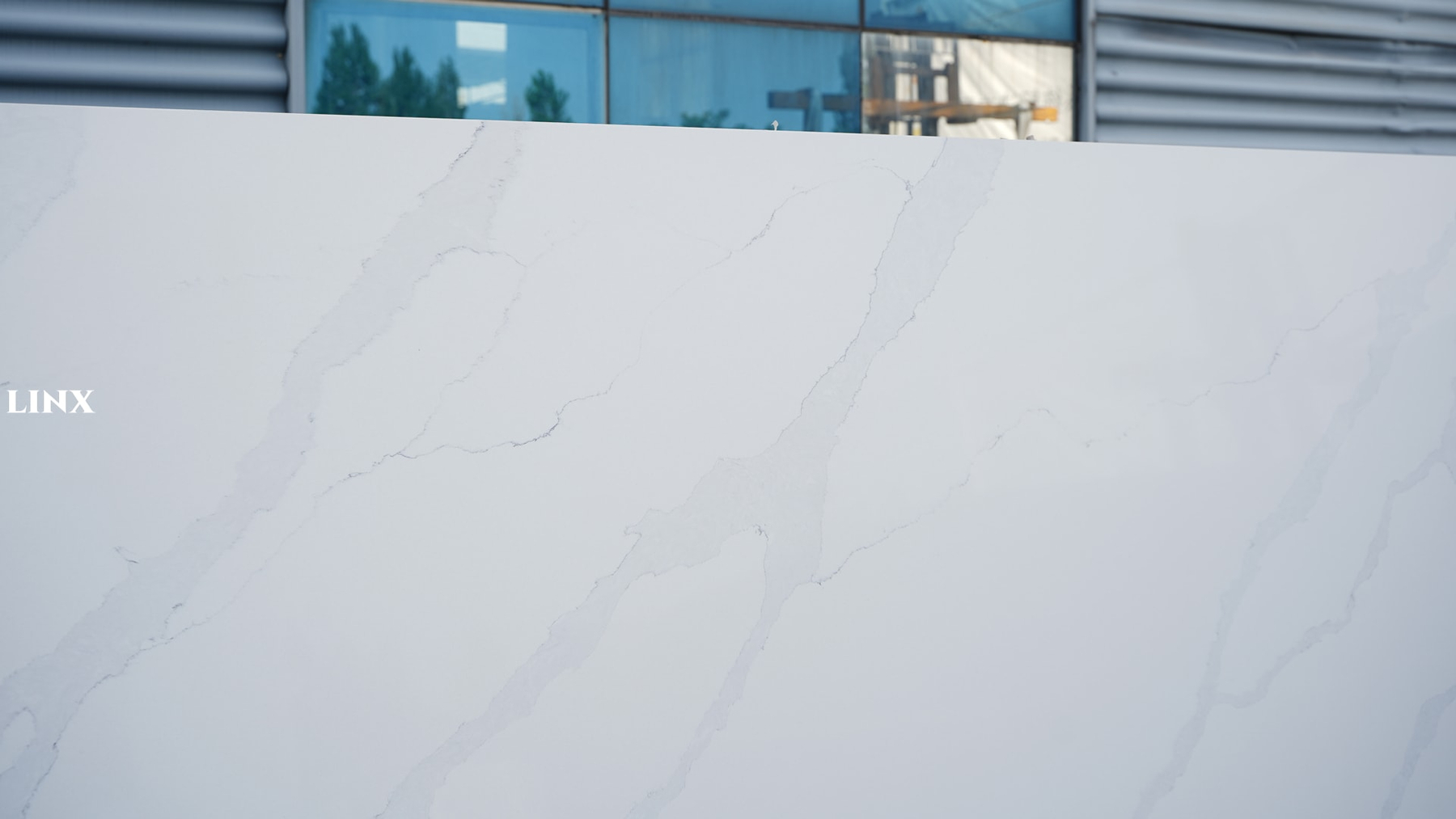 LX2038 CALACATTA WHITE QUARTZ STONE CLOSE UP 3 LINX SURFACES