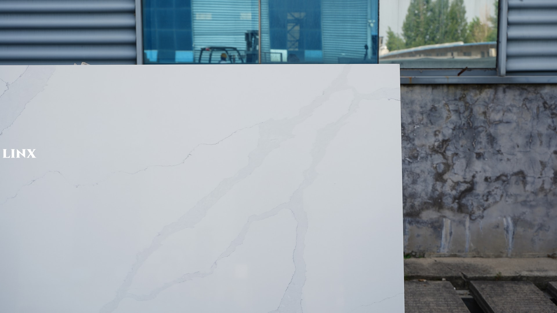 LX2038 CALACATTA WHITE QUARTZ STONE CLOSE UP 4 LINX SURFACES