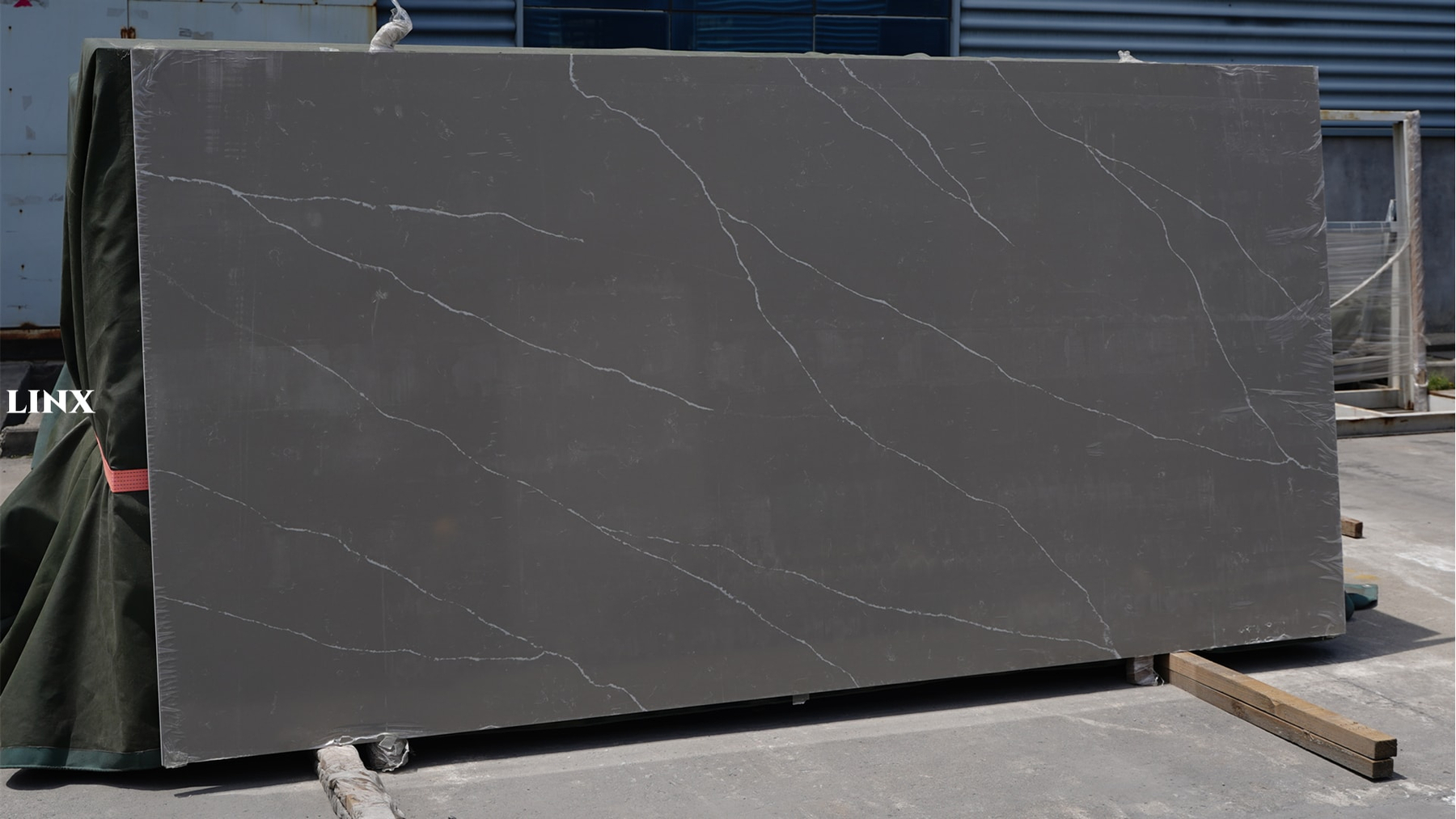 LX3111 CALACATTA GREY QUARTZ STONE 1 LINX SURFACES