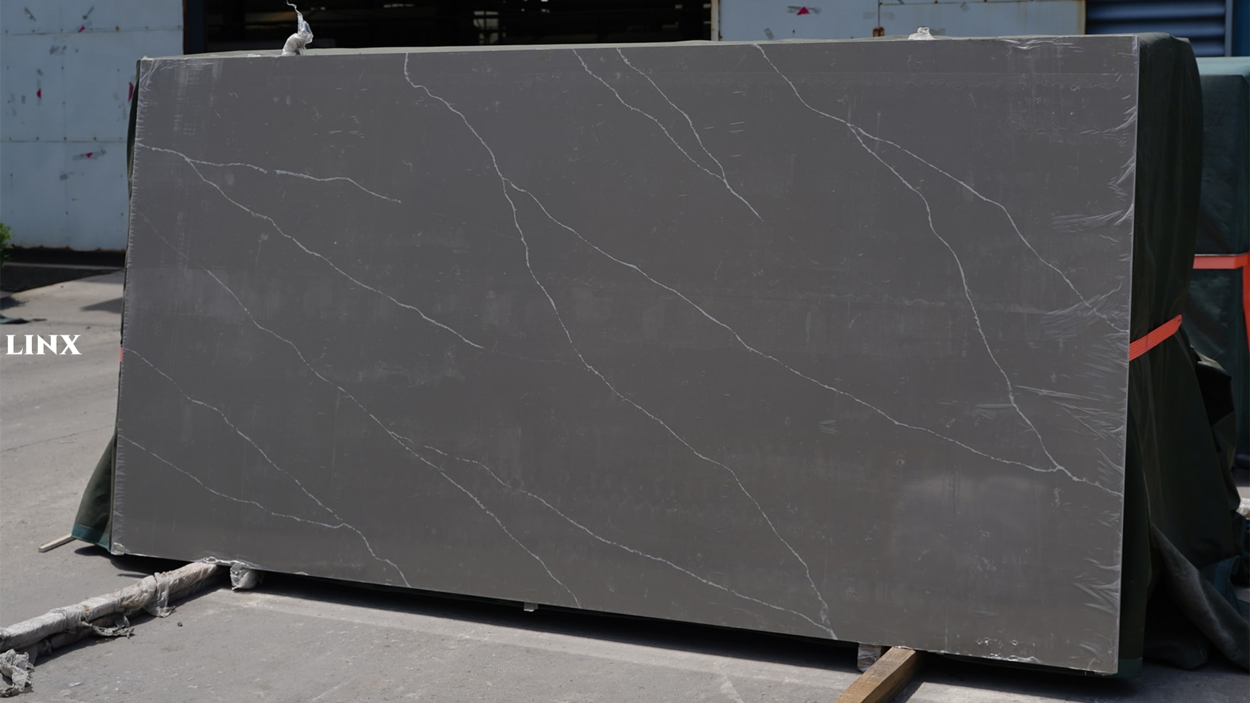 LX3111 CALACATTA GREY QUARTZ STONE 2 LINX SURFACES