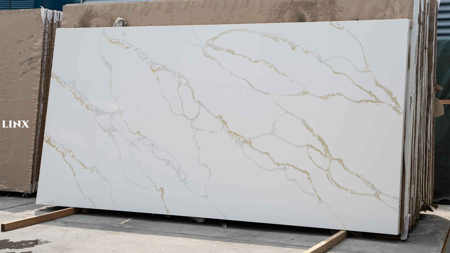 LX3114 CALACATTA GOLD QUARTZ STONE 2 LINX SURFACES