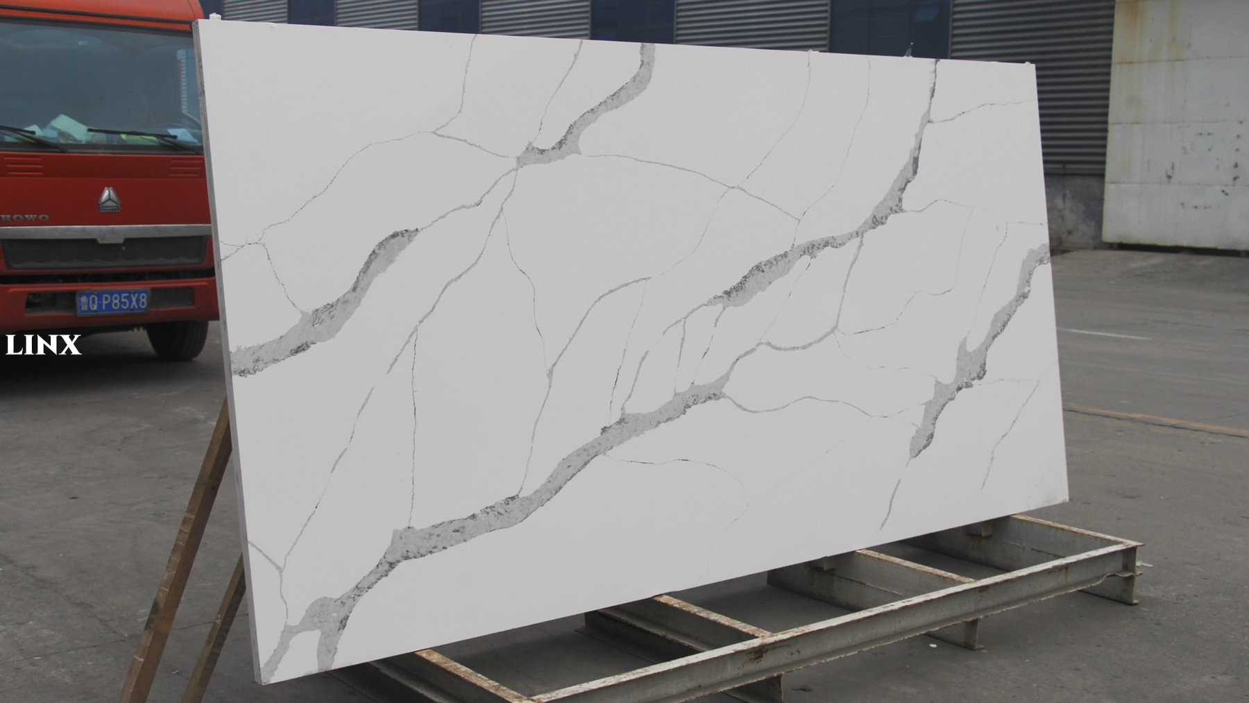 LX3116 CALACATTA WHITE QUARTZ STONE 1 LINX SURFACES