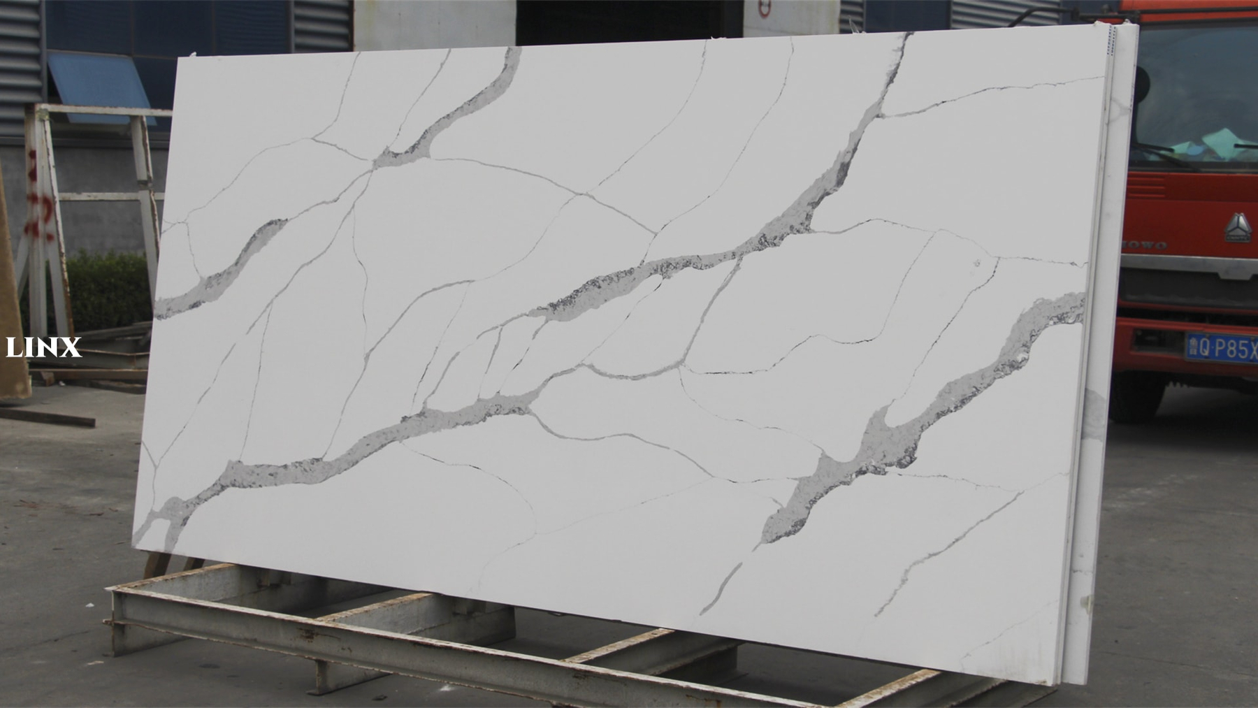 LX3116 CALACATTA WHITE QUARTZ STONE 2 LINX SURFACES
