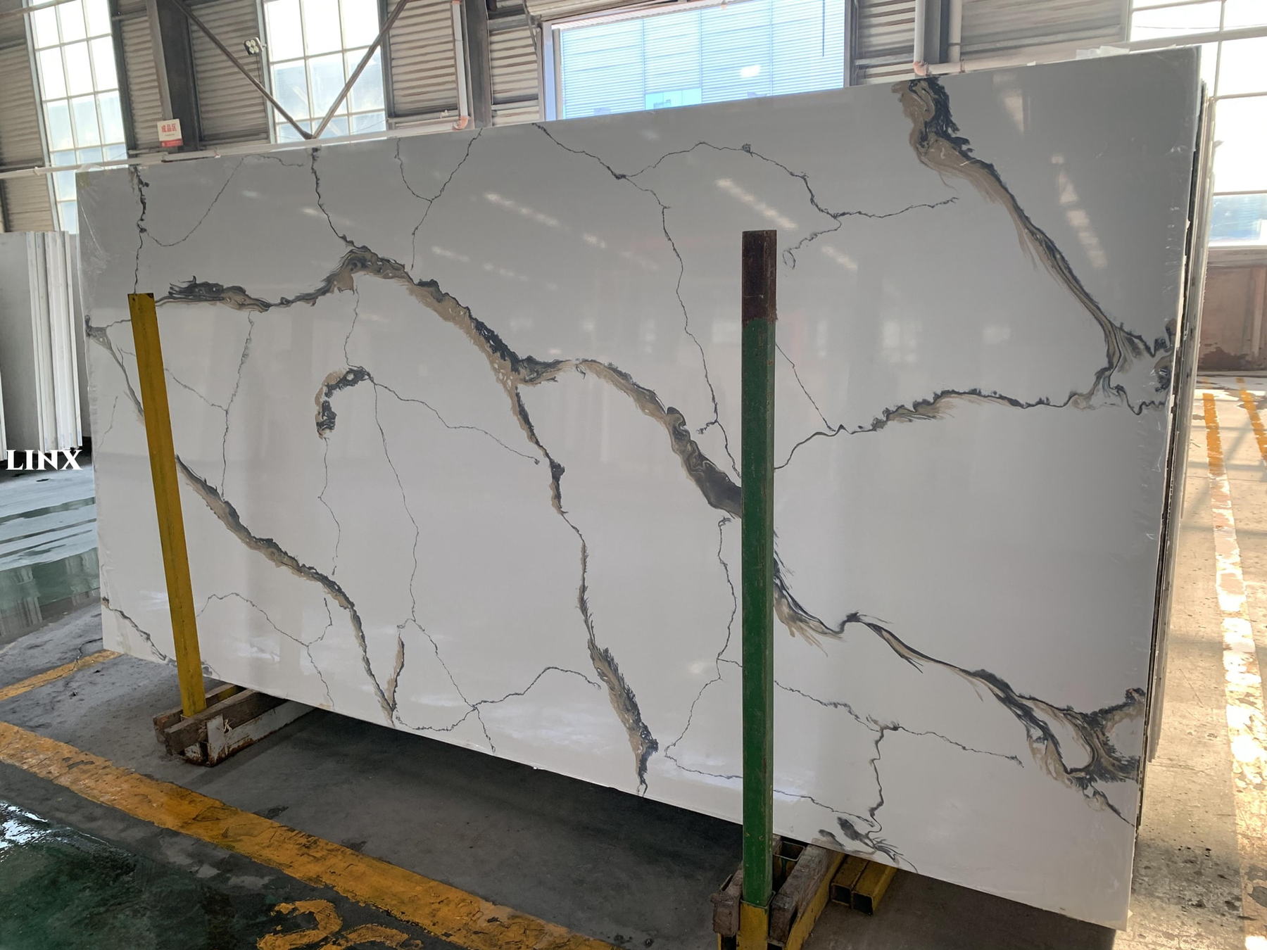 LX4023 CALACATTA GOLD QUARTZ STONE 12 LINX SURFACES