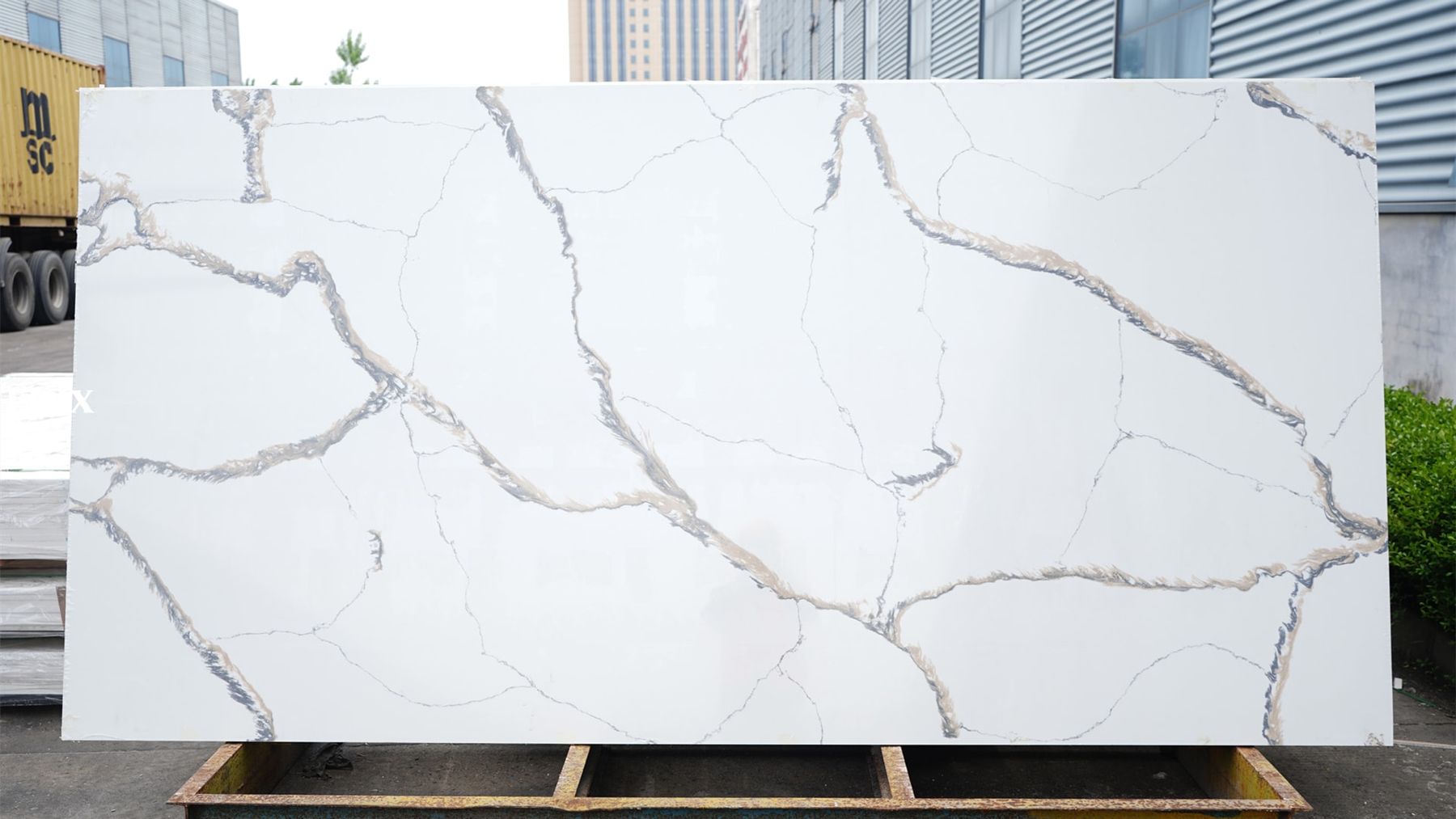 LX4023 CALACATTA GOLD QUARTZ STONE 4 LINX SURFACES