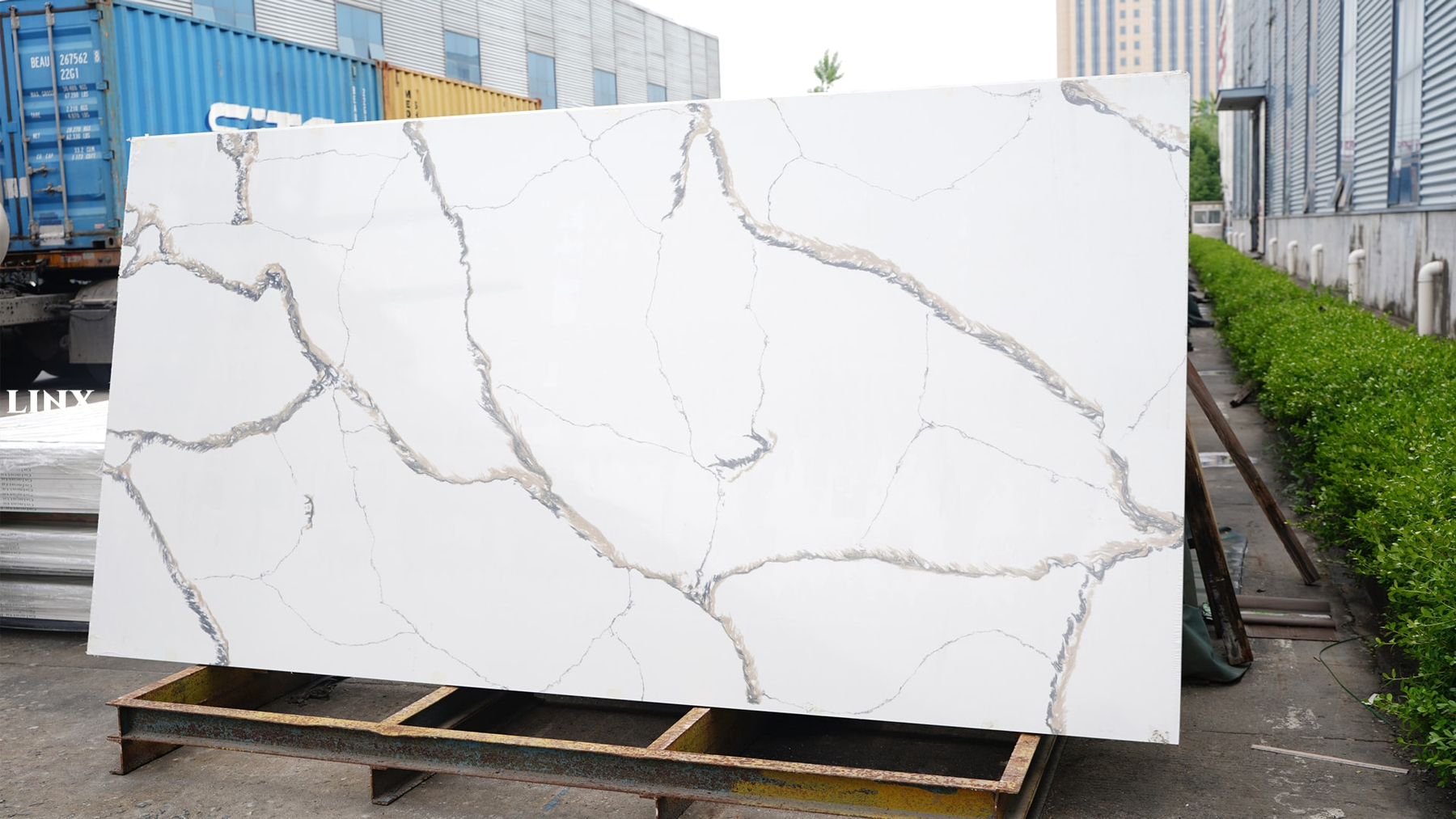 LX4023 CALACATTA GOLD QUARTZ STONE 5 LINX SURFACES