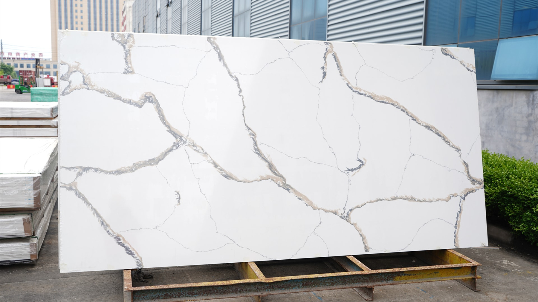 LX4023 CALACATTA GOLD QUARTZ STONE 6 LINX SURFACES