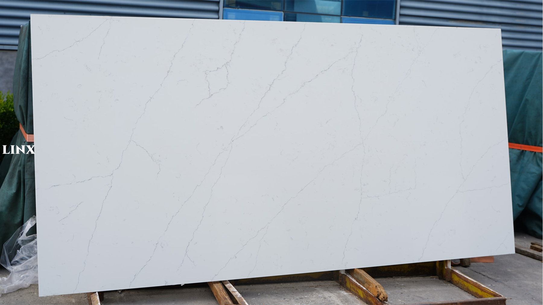 LX6017 CALACATTA WHITE QUARTZ STONE 1 LINX SURFACES