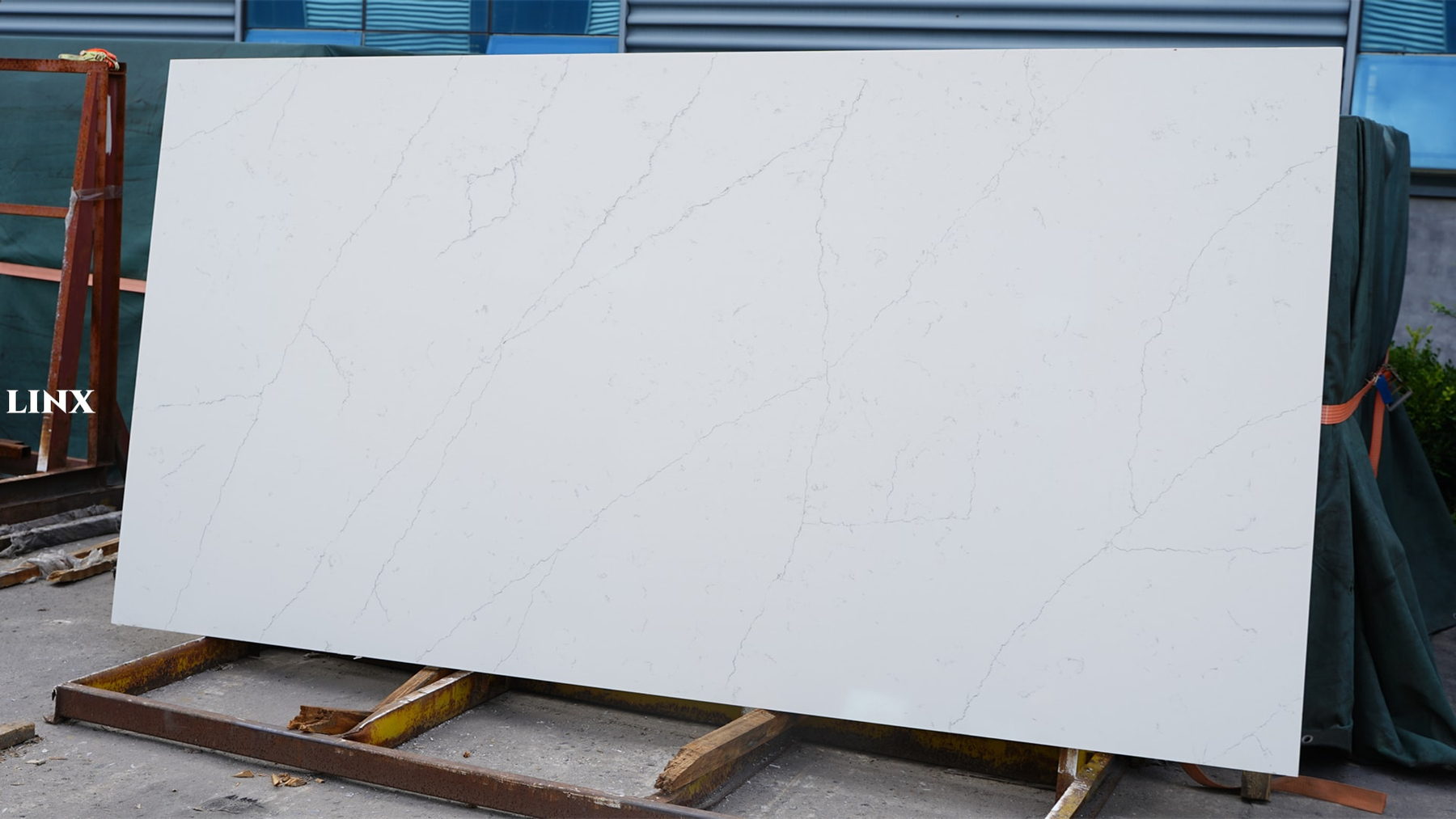 LX6017 CALACATTA WHITE QUARTZ STONE 2 LINX SURFACES