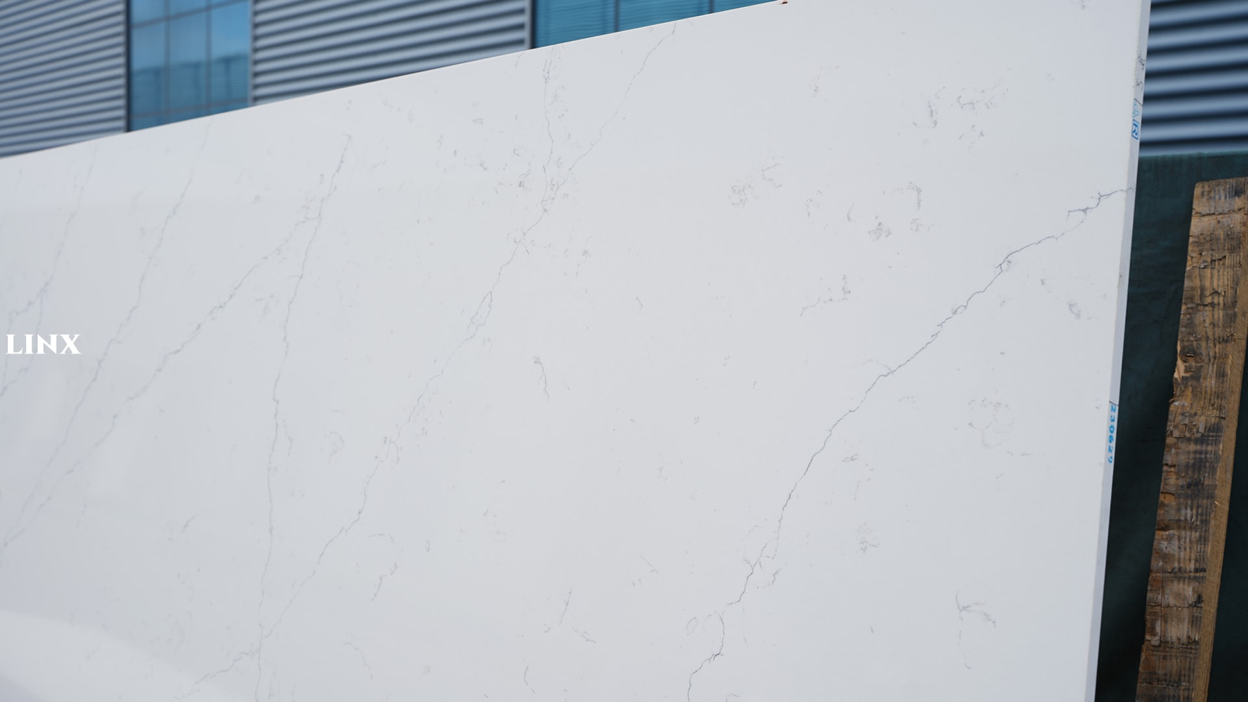 LX6017 CALACATTA WHITE QUARTZ STONE DETAIL 2 LINX SURFACES