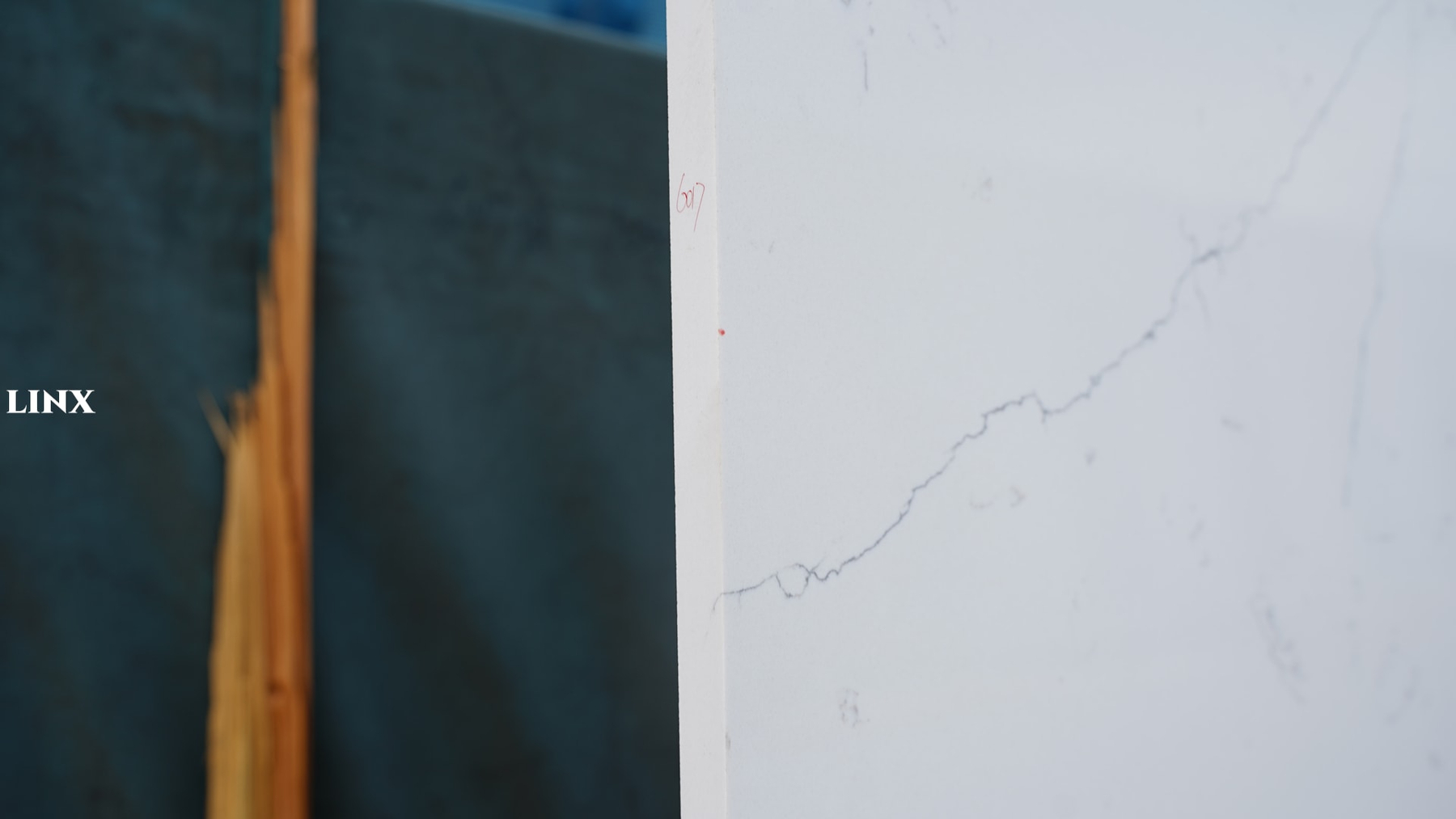 LX6017 CALACATTA WHITE QUARTZ STONE DETAIL 4 LINX SURFACES