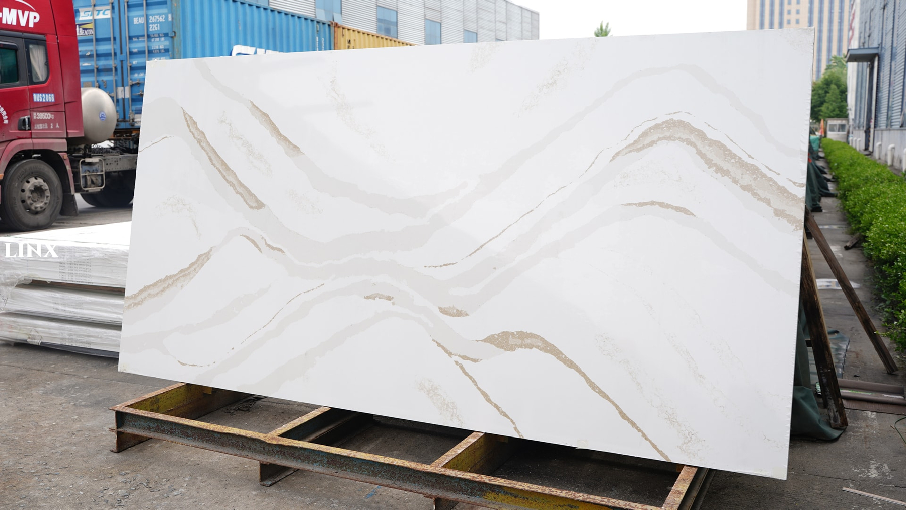 LX6018 CALACATTA GOLD QUARTZ STONE 2 LINX SURFACES
