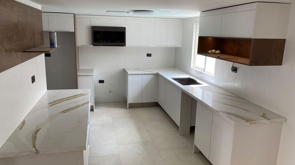 LX6018 CALACATTA GOLD QUARTZ STONE COUNTERTOP 1 LINX SURFACES