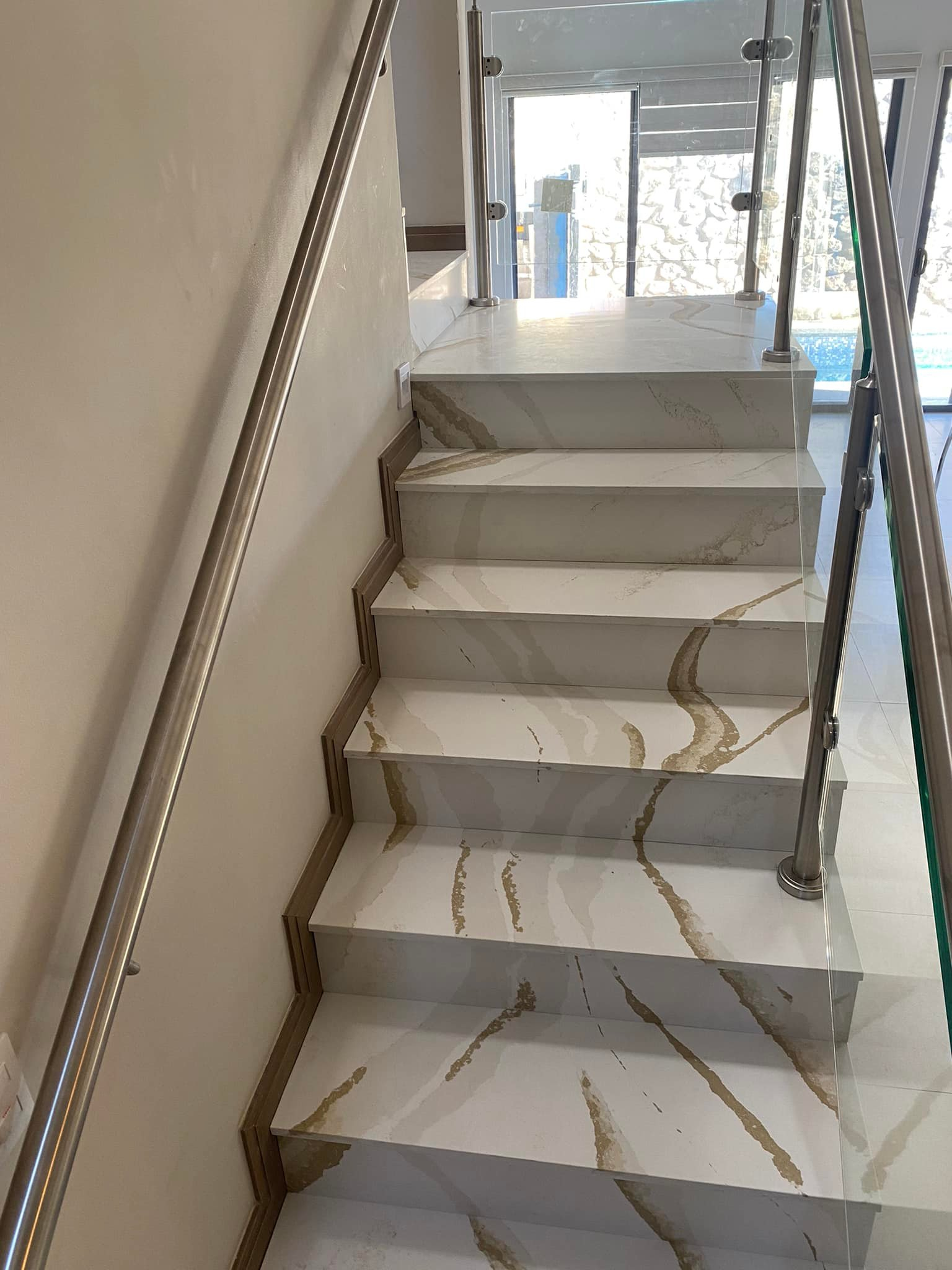 LX6018 CALACATTA GOLD QUARTZ STONE STAIRS 1 LINX SURFACES