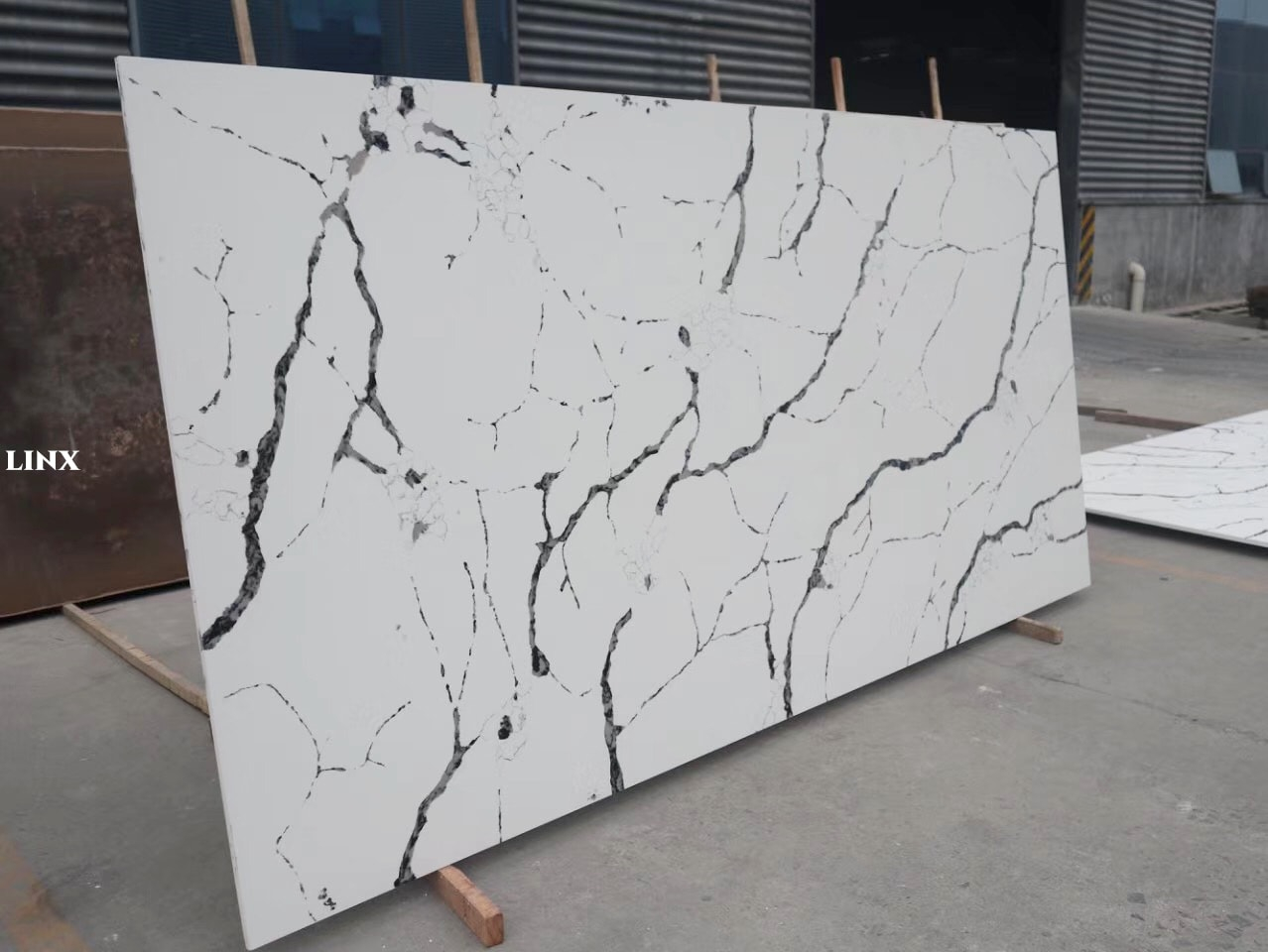 LX6033 CALACATTA WHITE QUARTZ STONE 1 LINX SURFACES