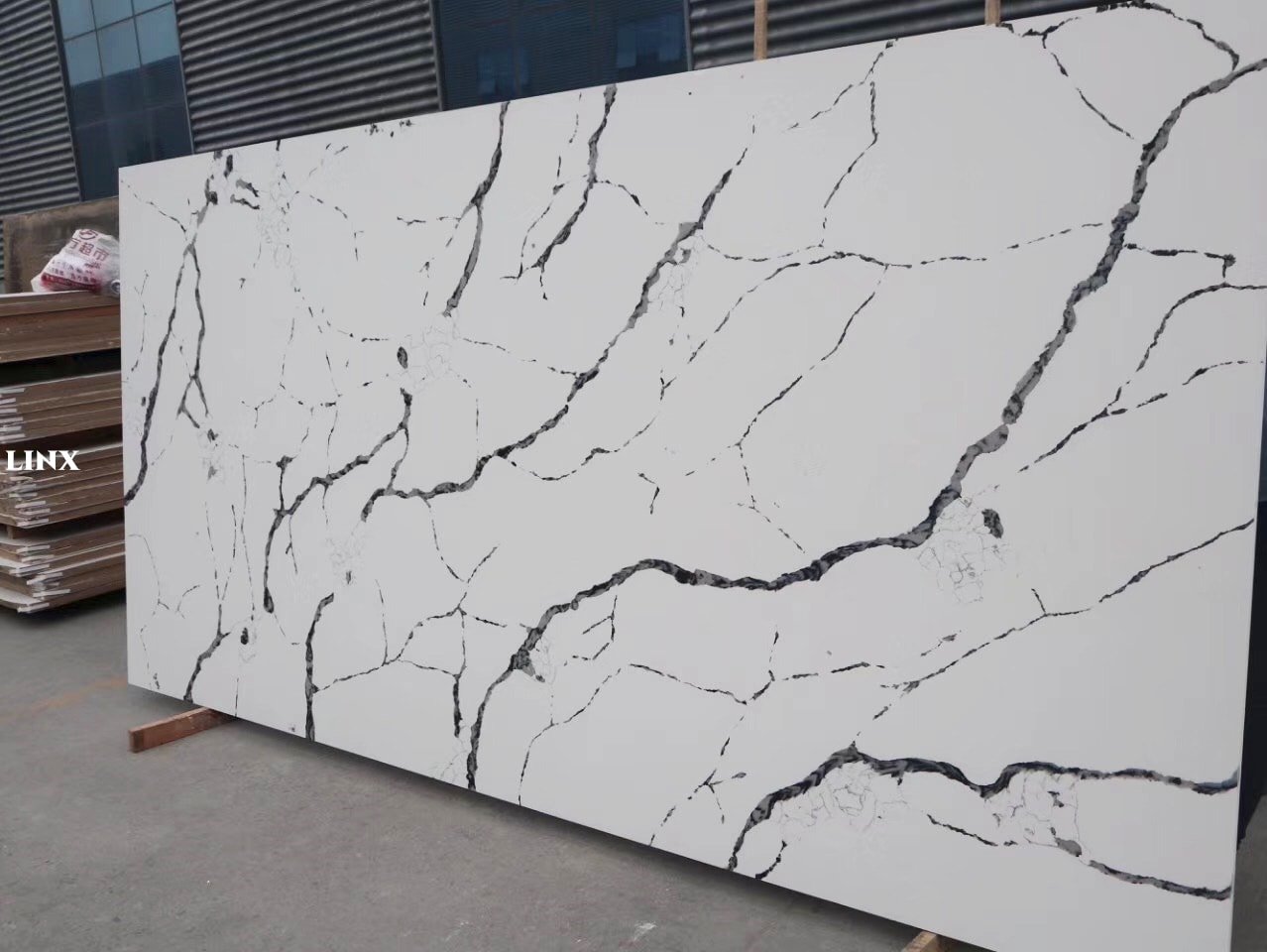 LX6033 CALACATTA WHITE QUARTZ STONE 2 LINX SURFACES