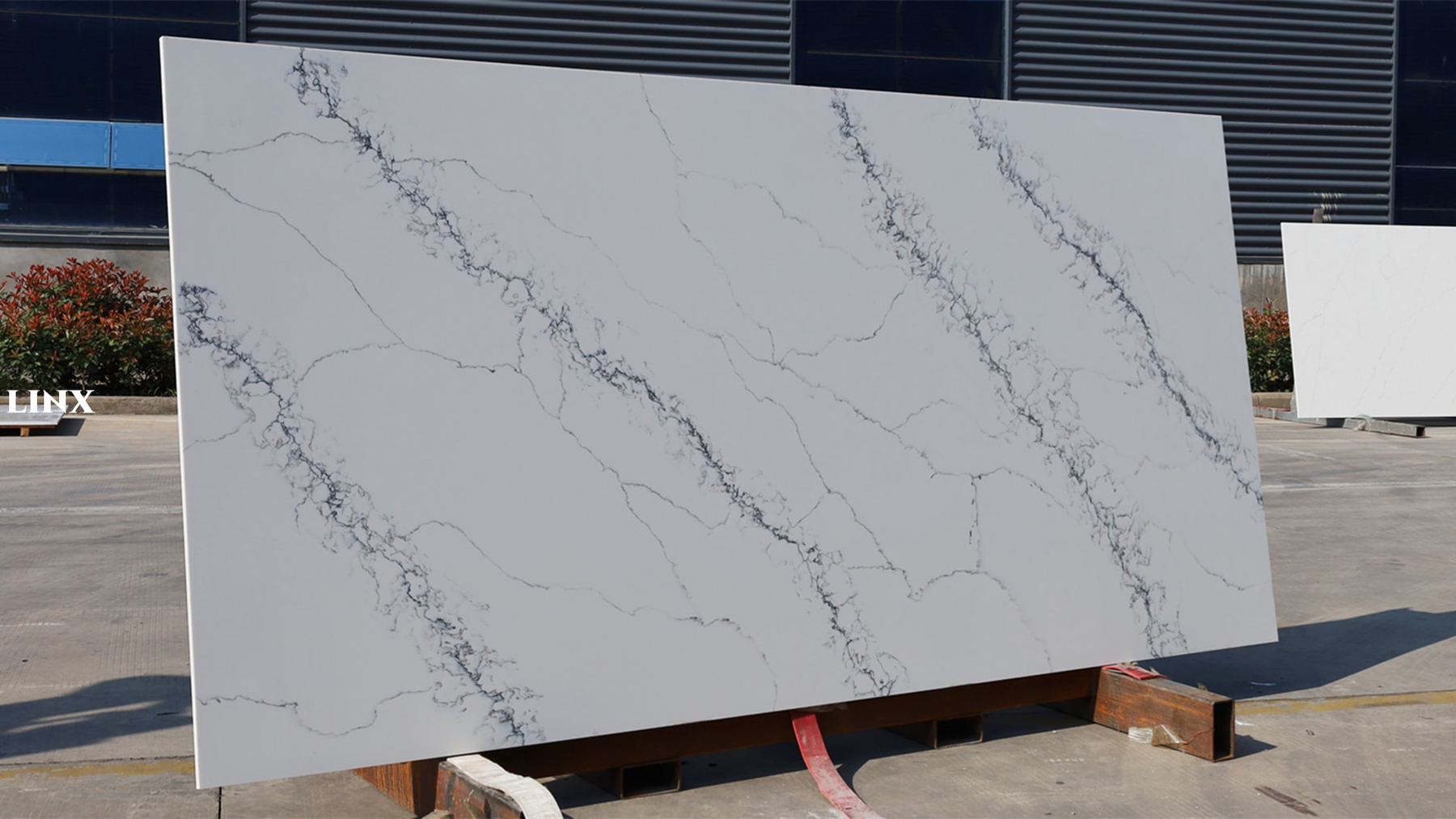 LX6069 CALACATTA WHITE QUARTZ STONE 1 LINX SURFACES