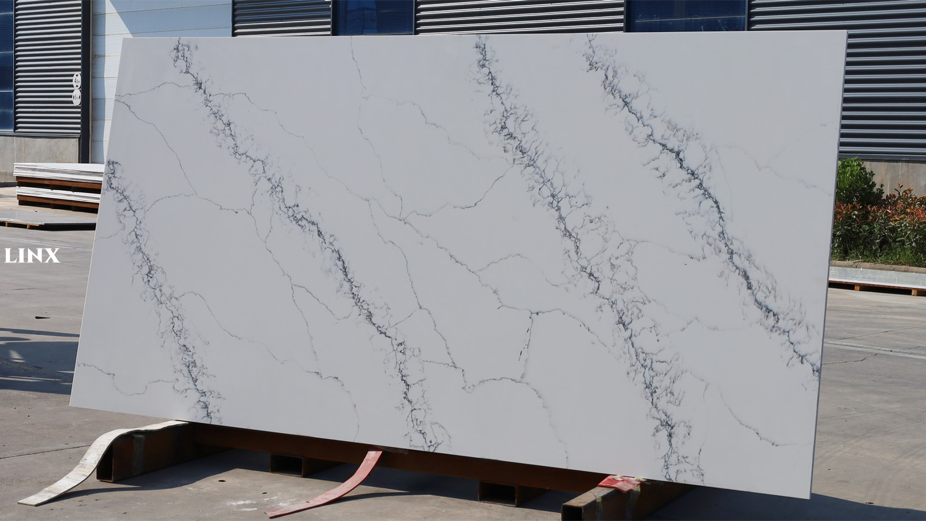 LX6069 CALACATTA WHITE QUARTZ STONE 2 LINX SURFACES