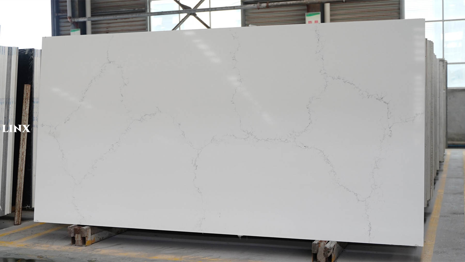 LX6070 CALACATTA WHITE QUARTZ STONE 2 LINX SURFACES