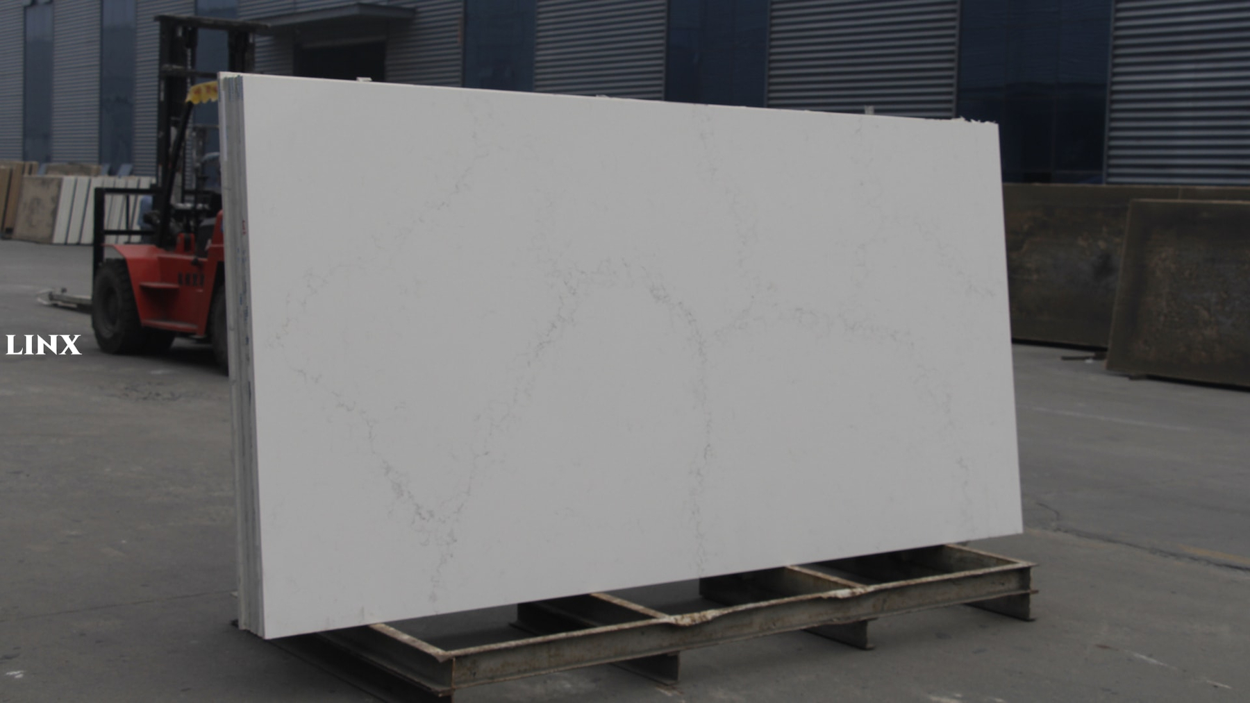 LX6070 CALACATTA WHITE QUARTZ STONE SLAB 1 LINX SURFACES