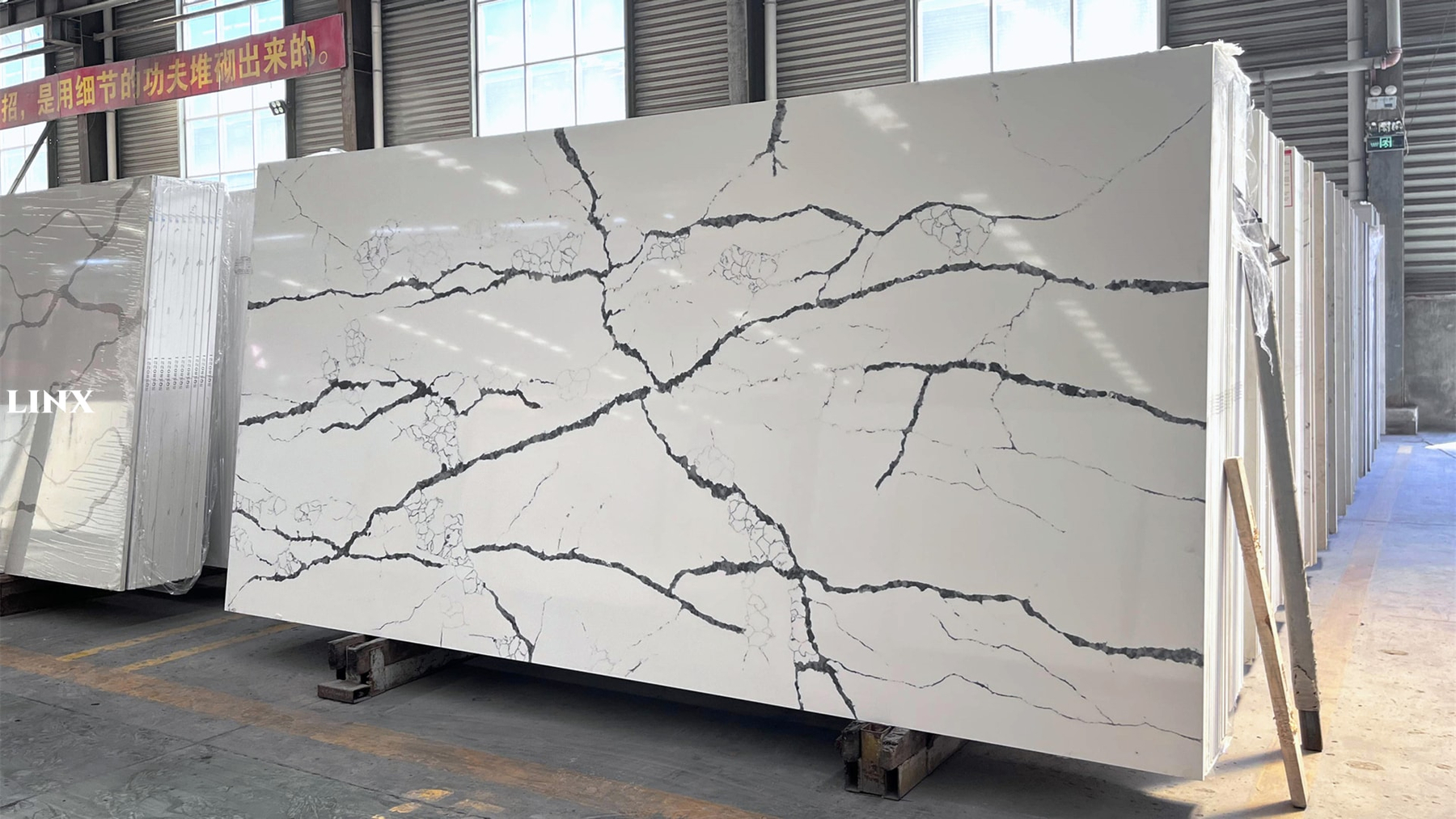 LX6077 CALACATTA WHITE QUARTZ STONE 2 LINX SURFACES