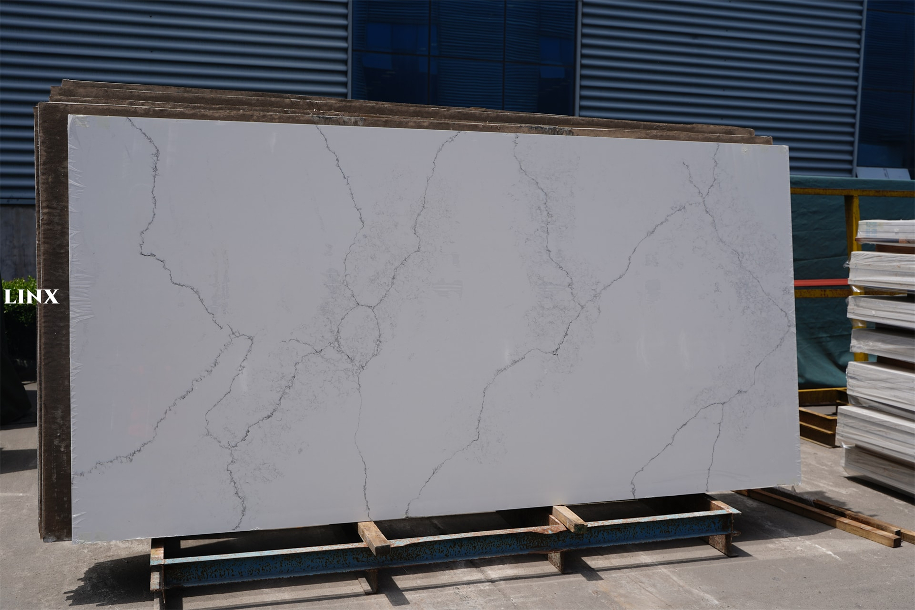 LX6083 CALACATTA WHITE QUARTZ STONE 3 LINX SURFACES