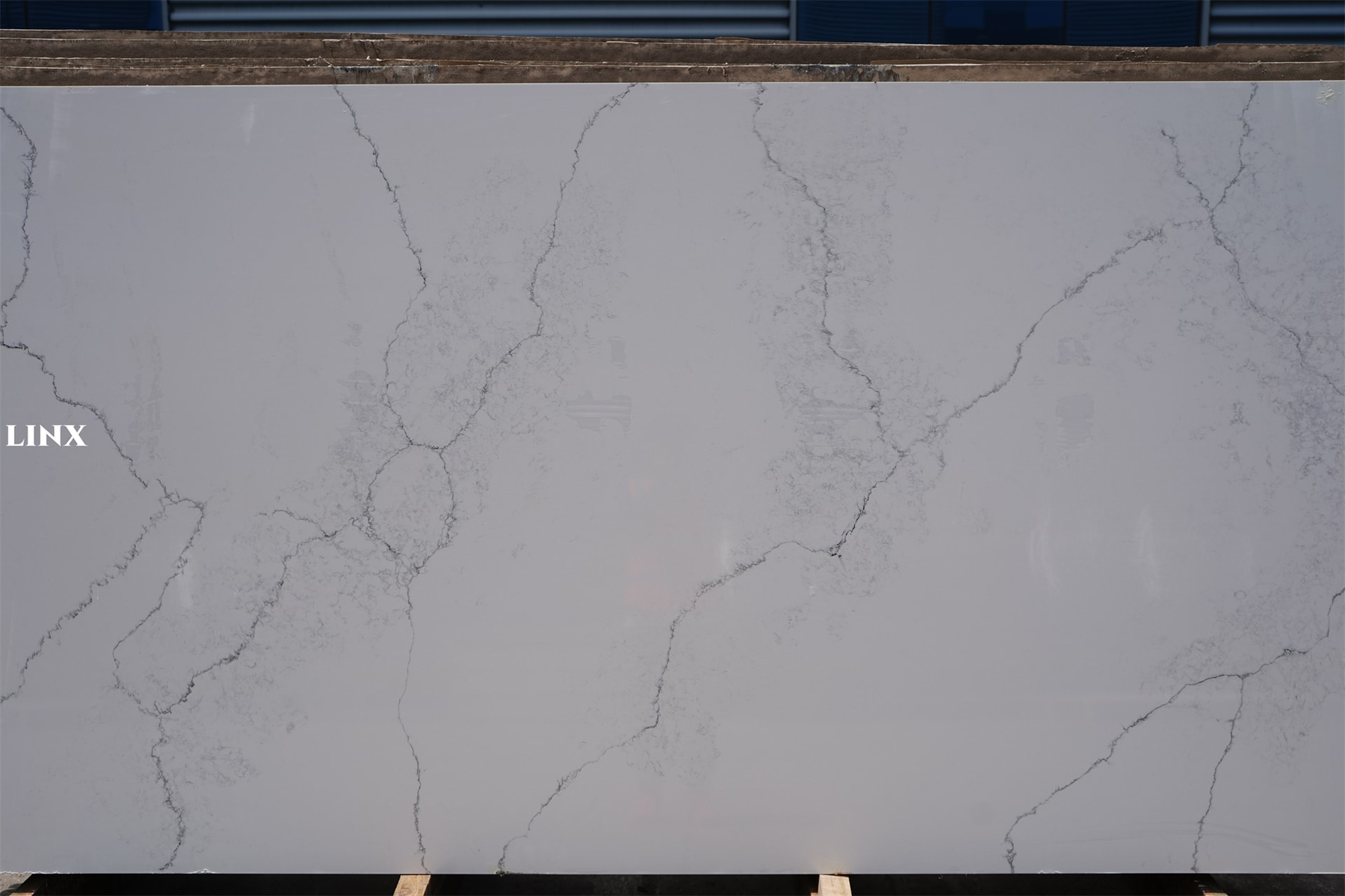 LX6083 CALACATTA WHITE QUARTZ STONE 5 LINX SURFACES