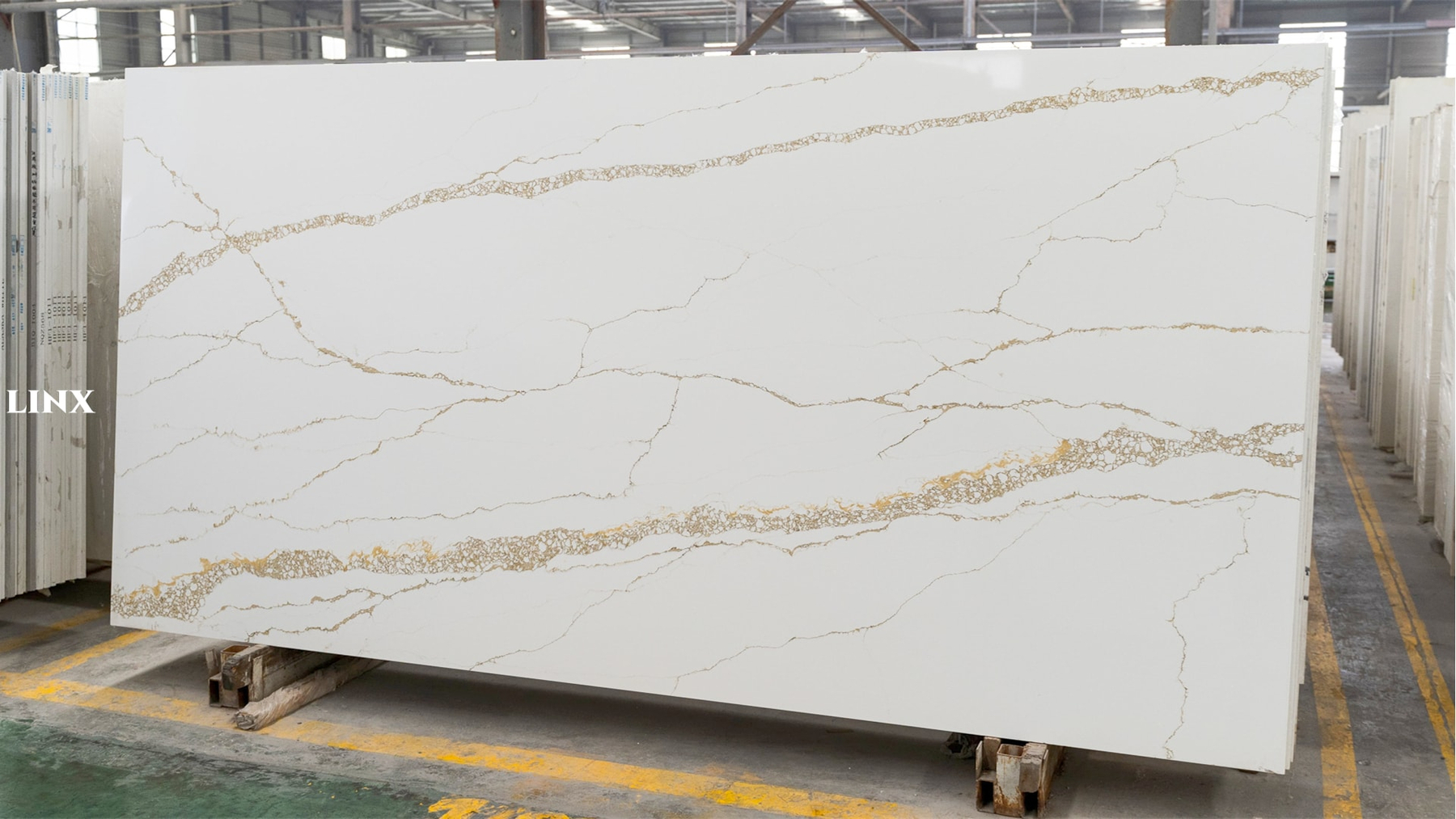 LX6102 CALACATTA GOLD QUARTZ STONE 1 LINX SURFACES