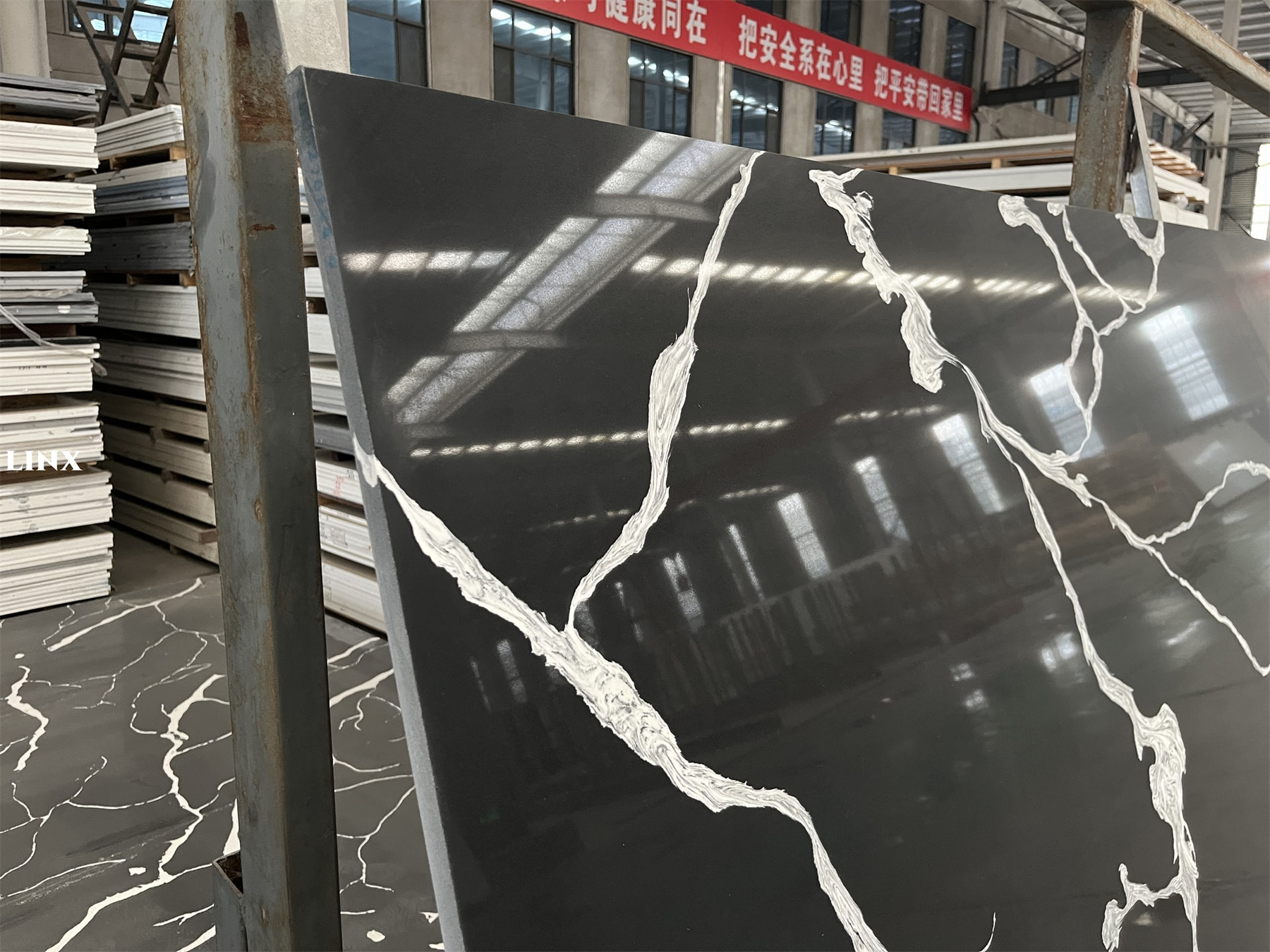 LX6106 CALACATTA BLACK QUARTZ STONE DETAIL 5 LINX SURFACES