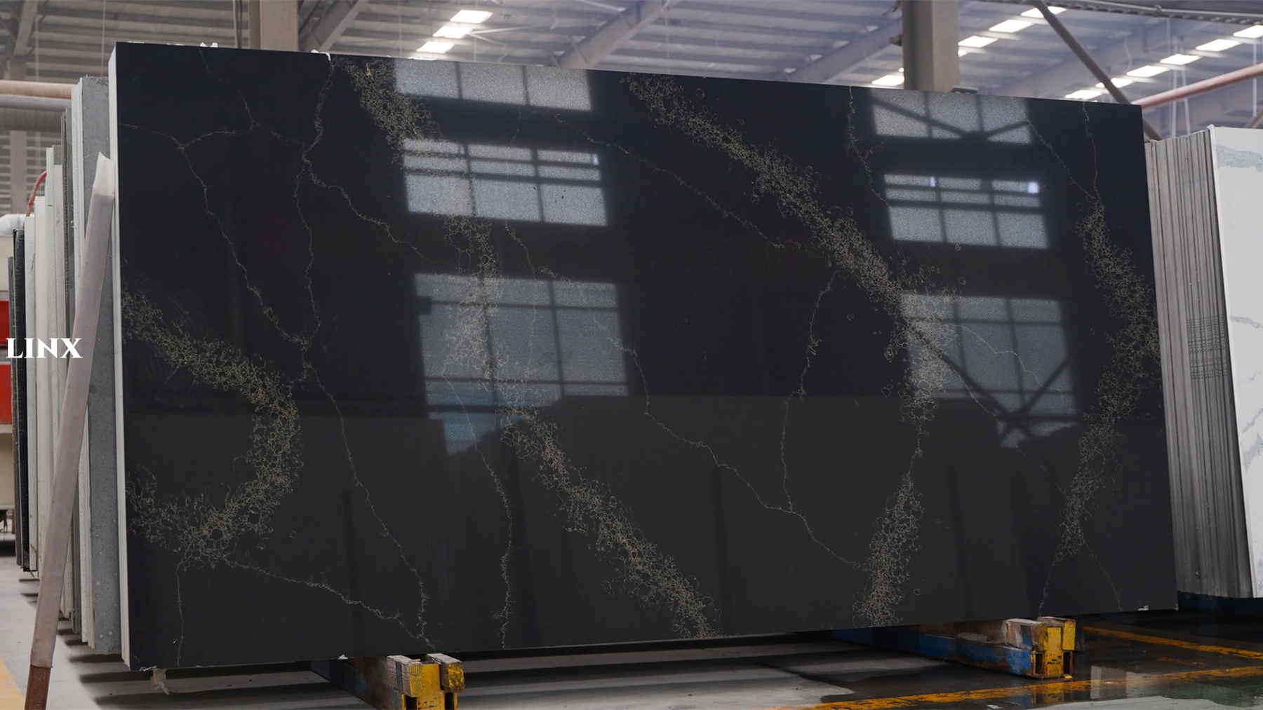 LX6117 CALACATTA BLACK QUARTZ STONE 1 LINX SURFACES