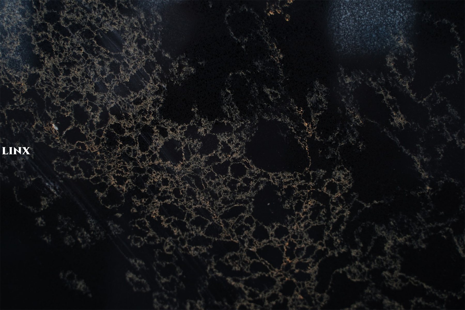 LX6117 CALACATTA BLACK QUARTZ STONE DETAIL 2 LINX SURFACES